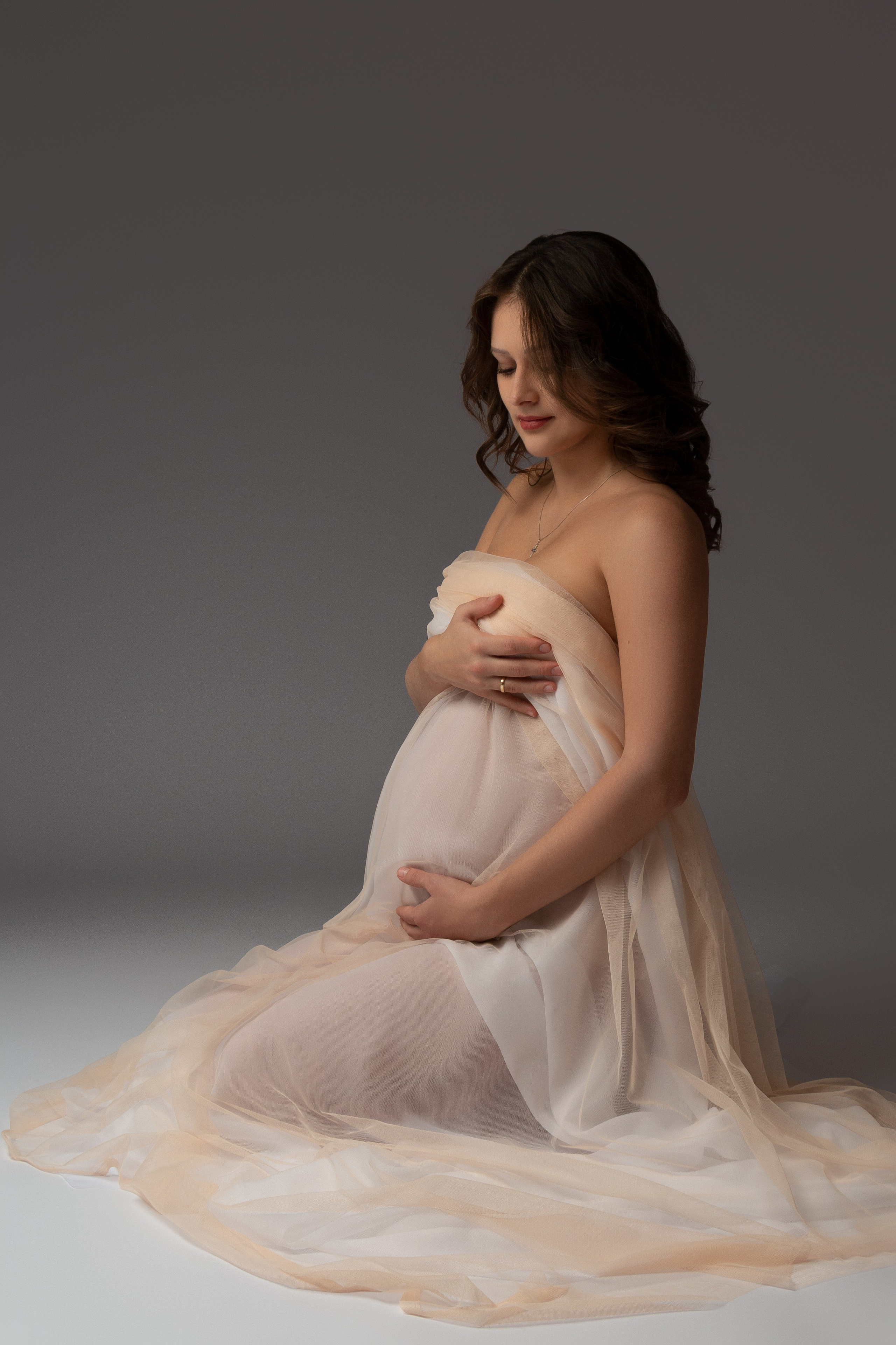 Fließender Stoff umhüllt Natalia – ästhetische Schwangerschaftsfotografie