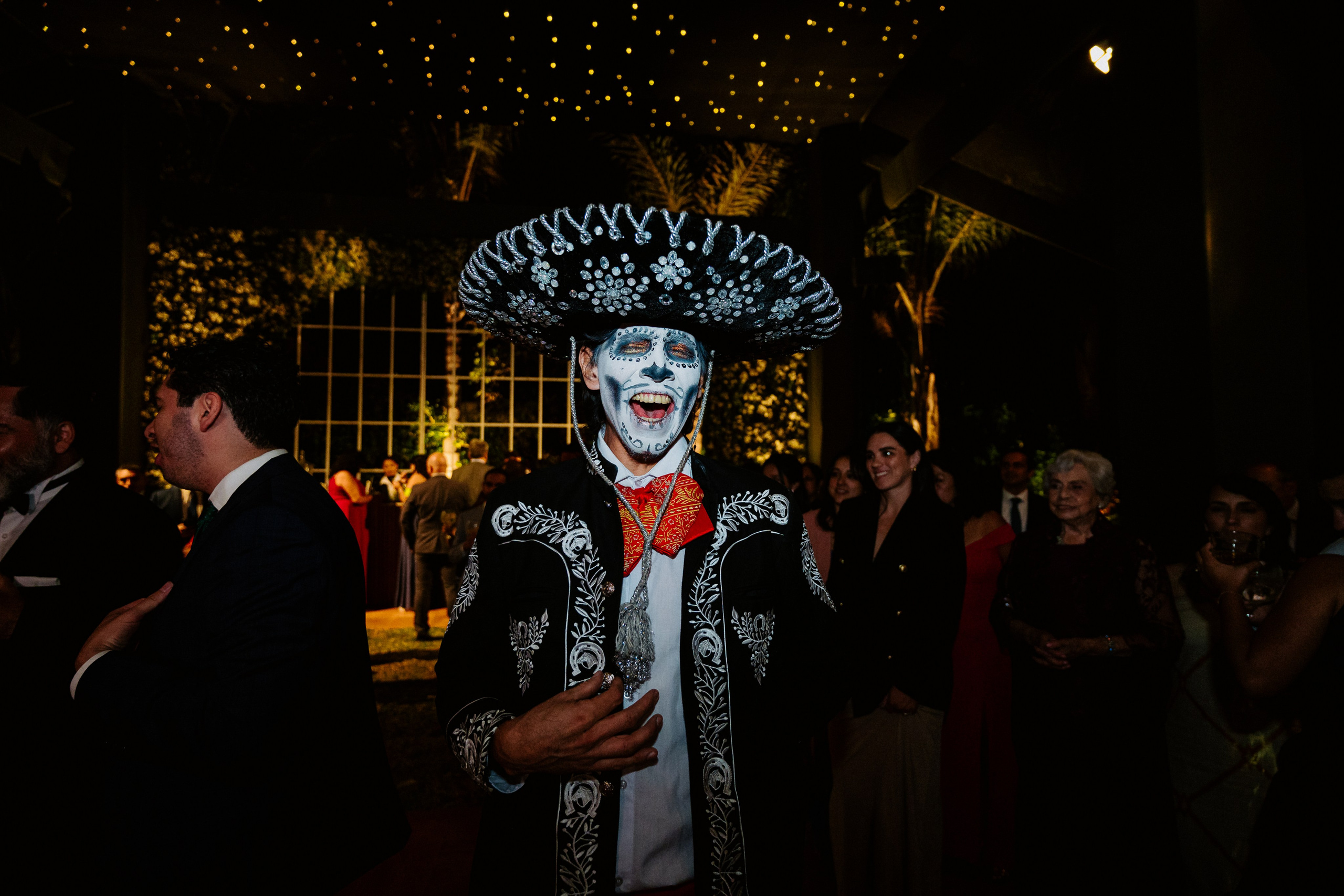 Un vistazo a la fiesta. Fotógrafo de Bodas en Lima | Ronhy Altamirano. Fotografía narrativa y cinematográfica para bodas, quinceañeras y eventos exclusivos