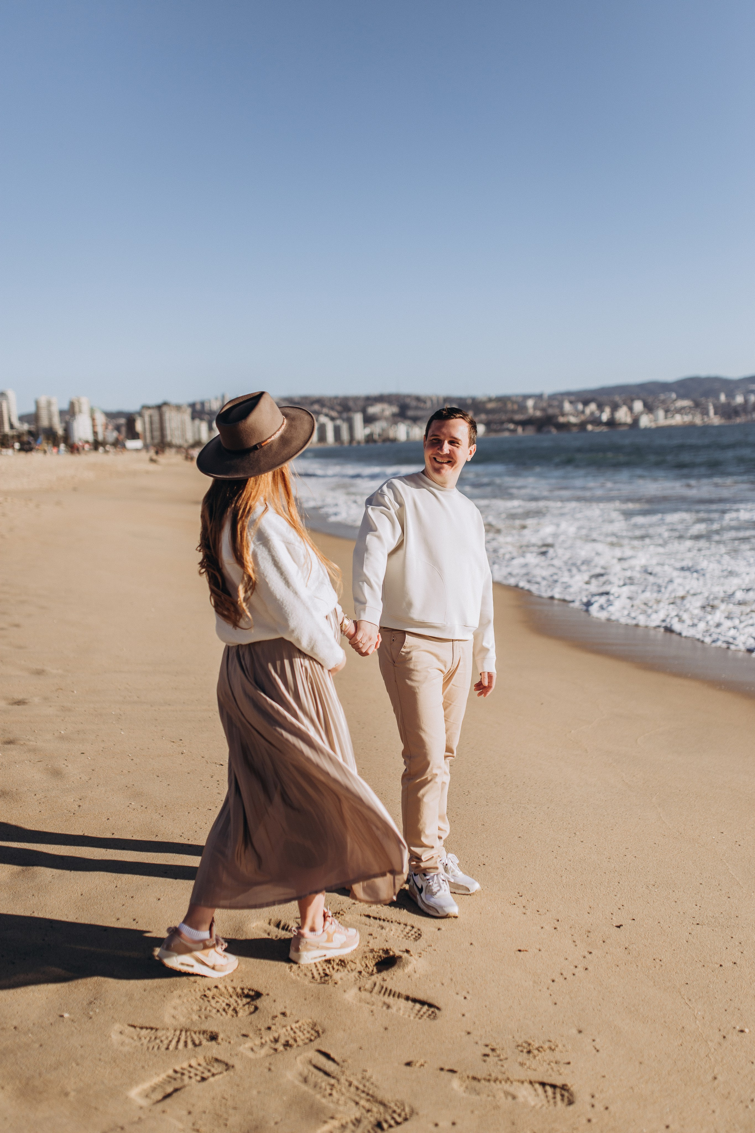 Sesión de embarazo en la playa en Chile — Luz dorada y naturaleza. Photographer in Santiago, Chile Anna Almazova