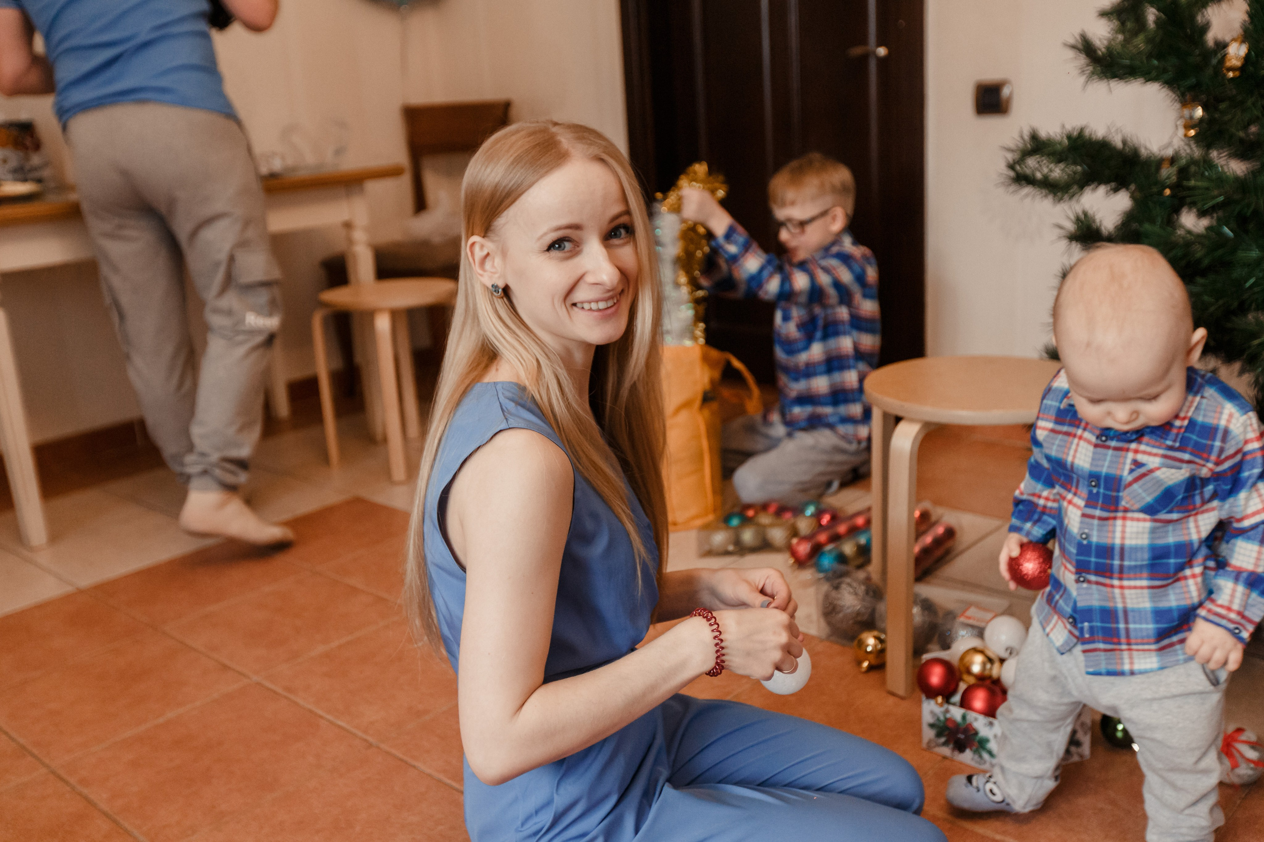 Preparándose para la Navidad. Fotógrafo de retrato, familia y reportajes en Valencia | España | Europa Vitalii Lumier