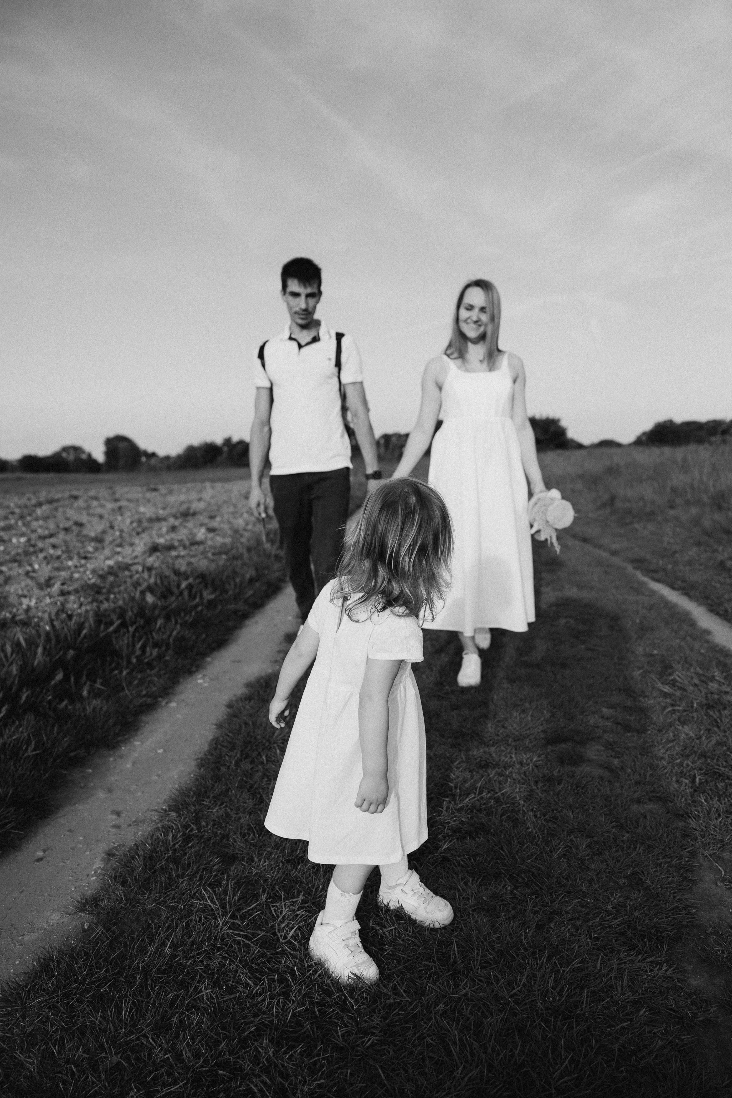 Familienshooting bei Sonnenuntergang. Familien & Hochzeitfotografin Nadja Holzmann