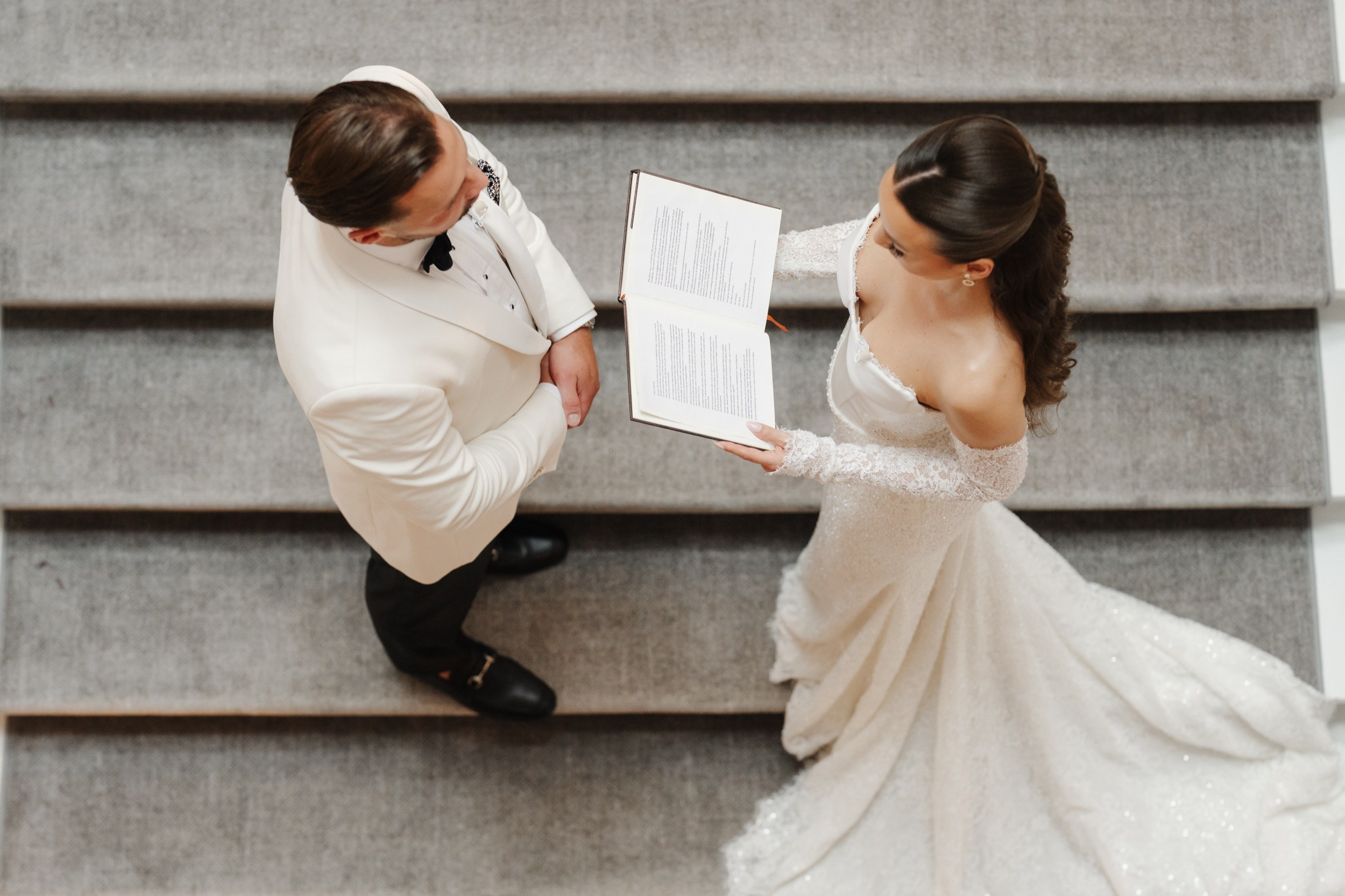 Brautpaar beim First Look auf einer großen Treppe, von oben fotografiert