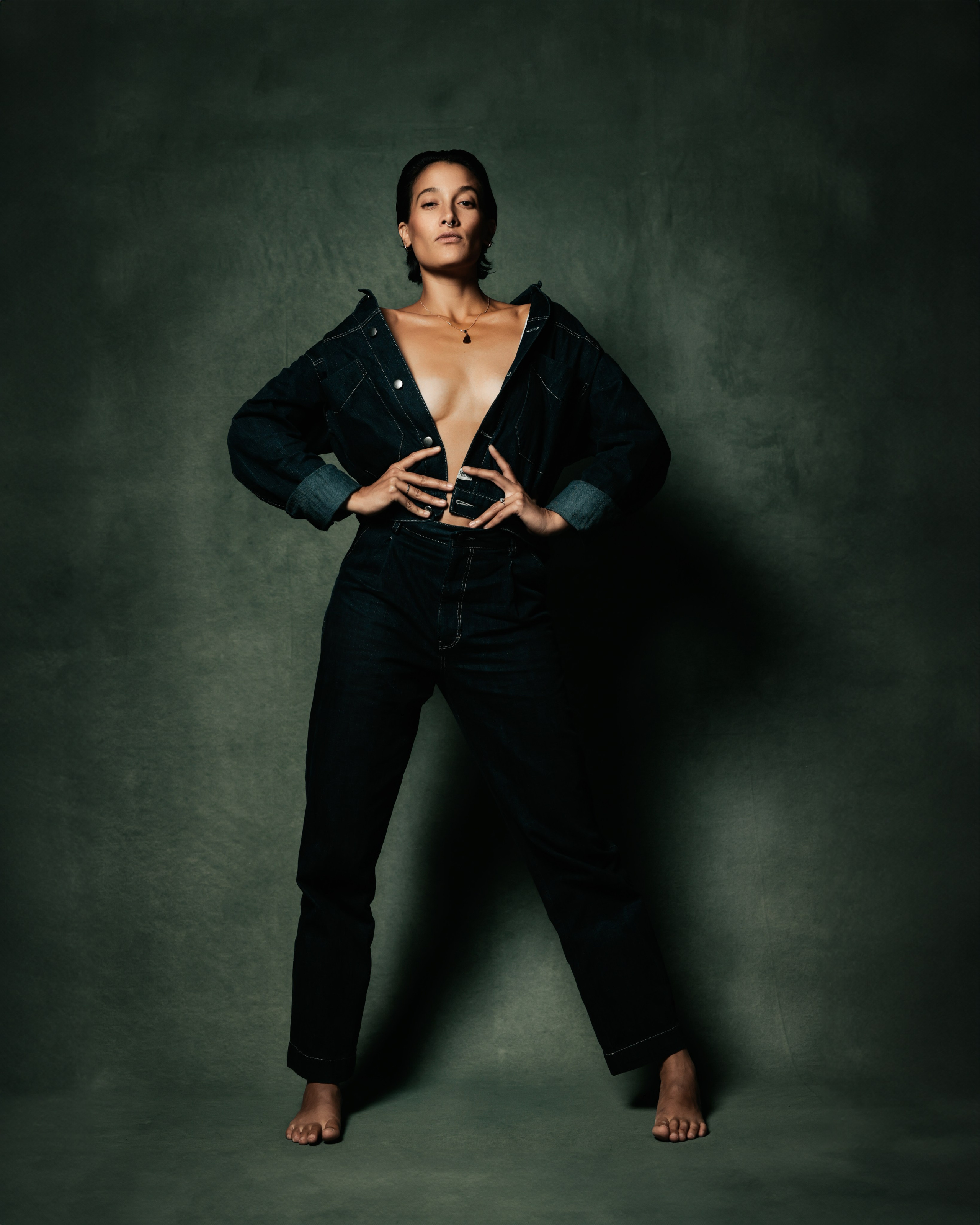 Tänzerin in Salzburg  - Starkes Frauenportrait mit Powerpose – Selbstbewusstsein & Eleganz im Studio