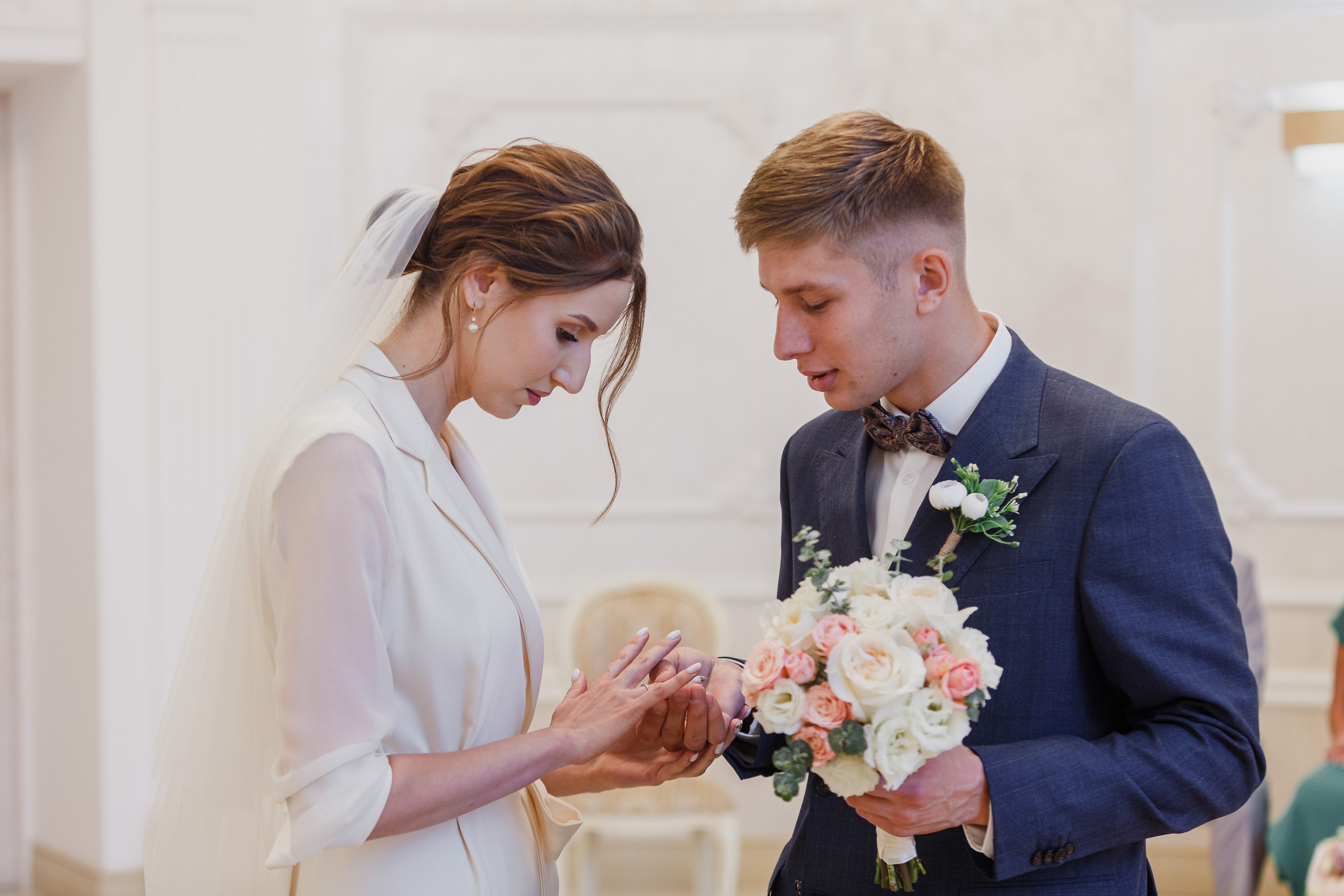 Novia y novio en la naturaleza. Fotógrafo de retrato, familia y reportajes en Valencia | España | Europa Vitalii Lumier