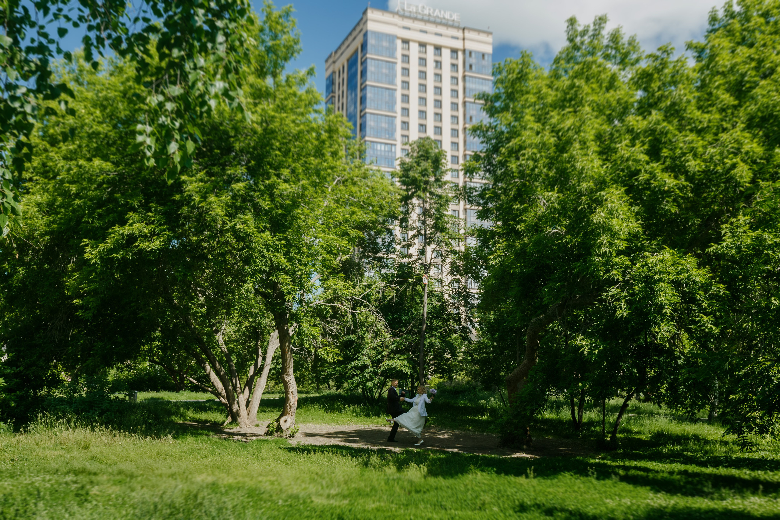 Valientes recién casados ​​comen hamburguesas con guantes negros. Fotógrafo de retrato, familia y reportajes en Valencia | España | Europa Vitalii Lumier
