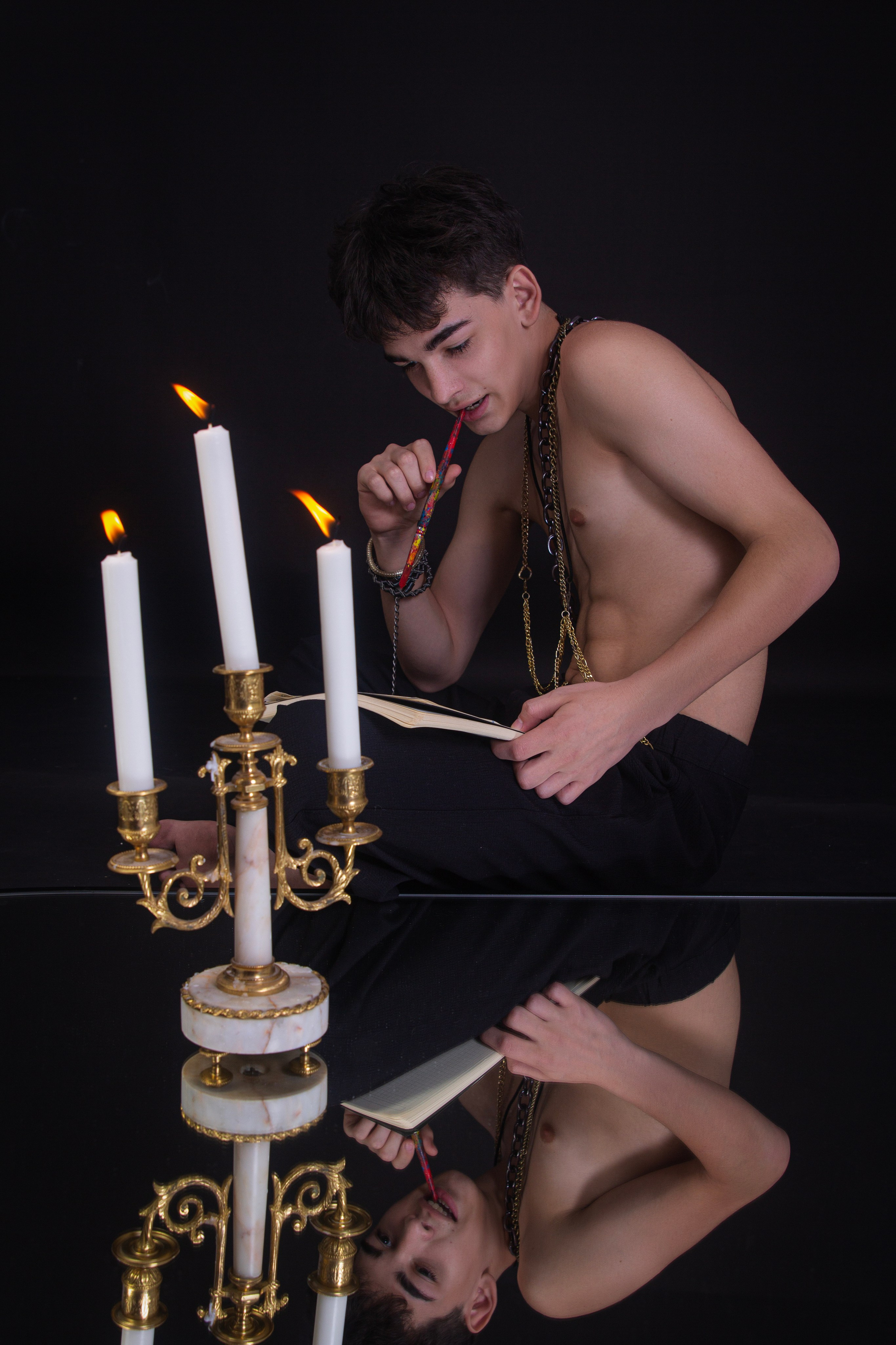 Атмосферная студийная фотосессия в Стамбуле со свечами