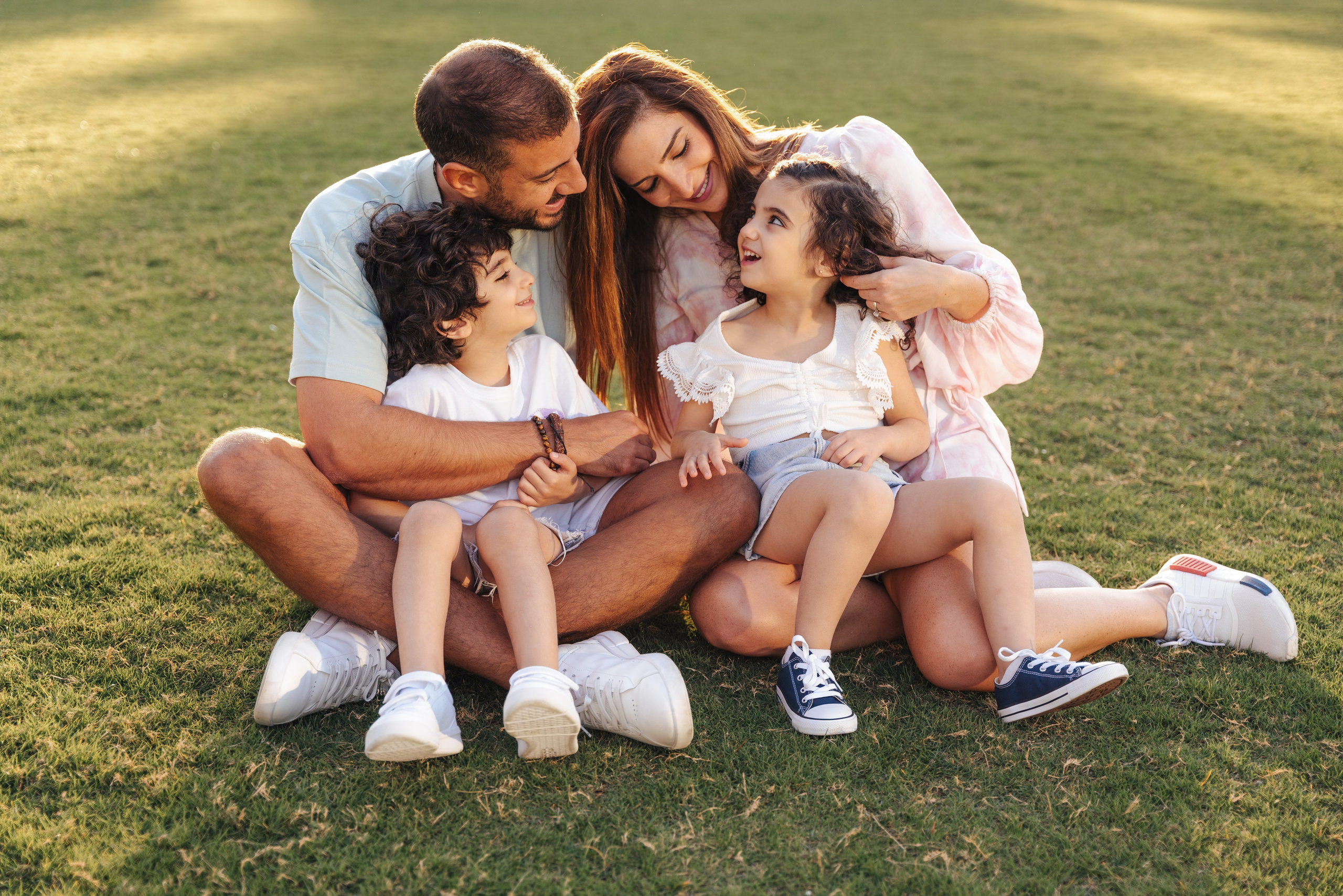Family fun and play in the park. Angela Iakovleva — Family Photographer in Dubai