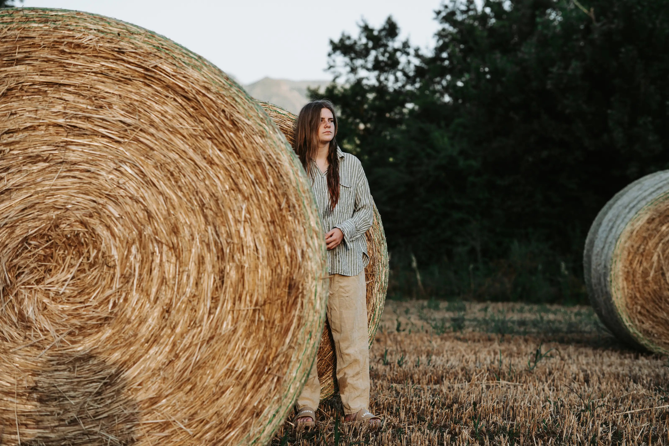 Agnia en el campo. Fotógrafa y videógrafa en Lleida y Pirineos | Alba del Norte Studio