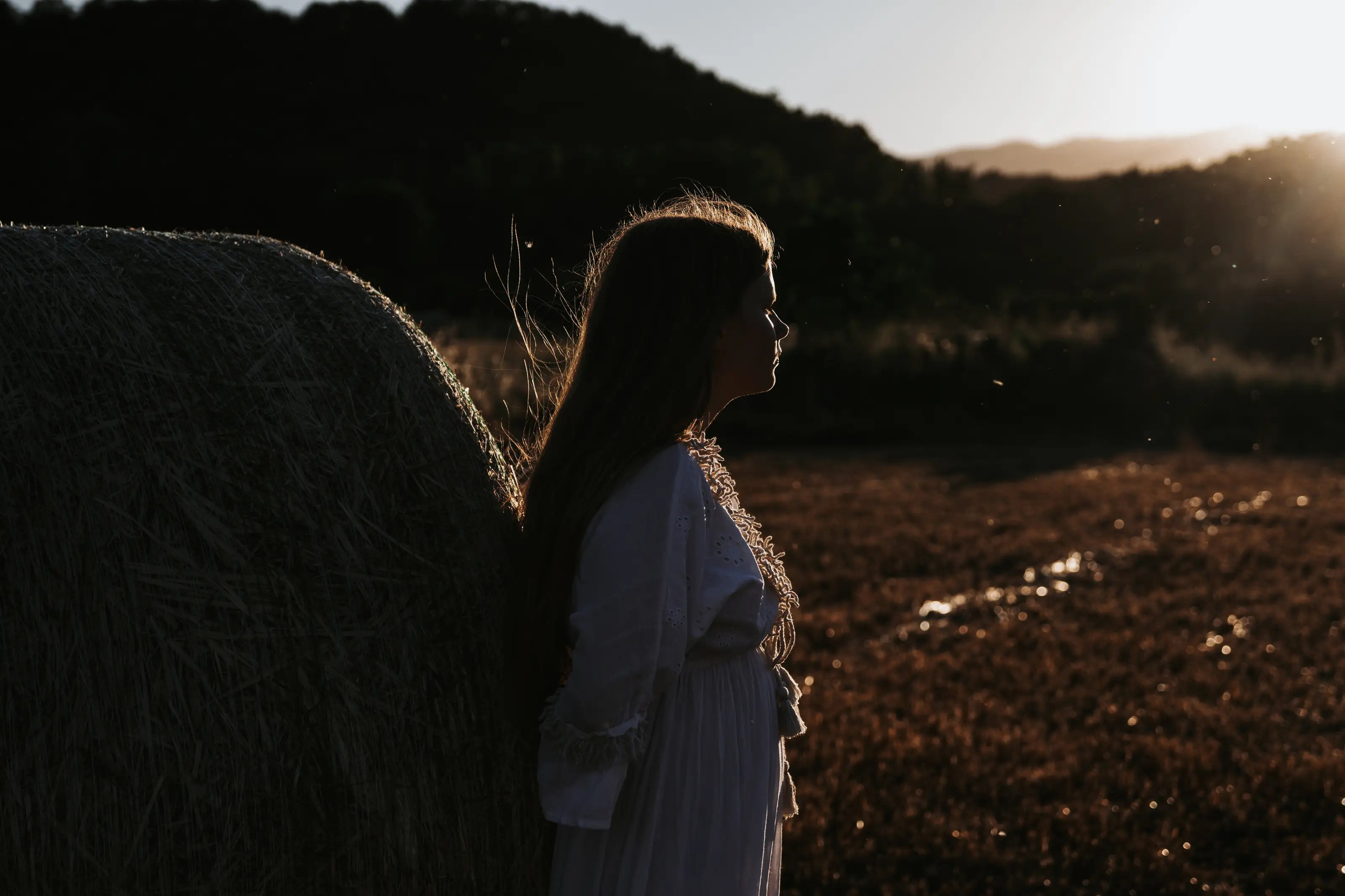 Agnia en el campo. Fotógrafa y videógrafa en Lleida y Pirineos | Alba del Norte Studio