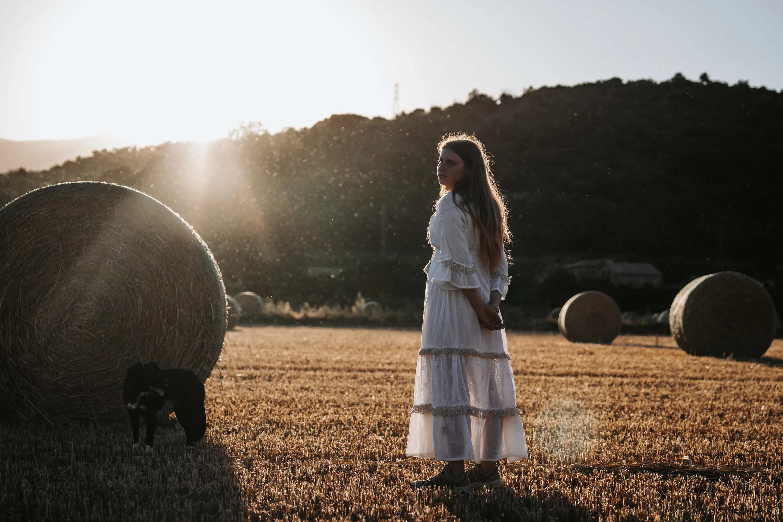 Agnia en el campo. Fotógrafa y videógrafa en Lleida y Pirineos | Alba del Norte Studio