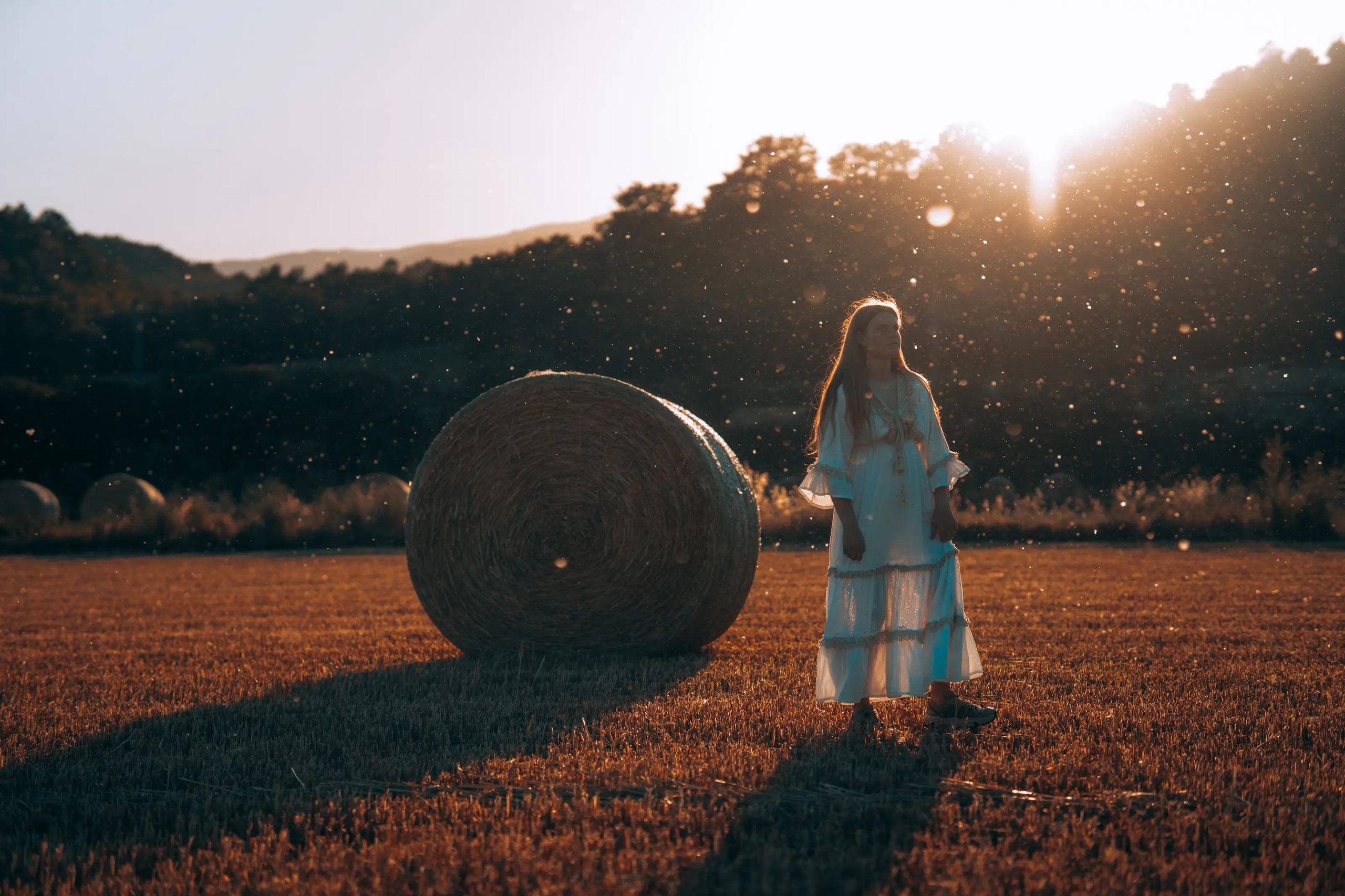 Agnia en el campo. Fotógrafa y videógrafa en Lleida y Pirineos | Alba del Norte Studio