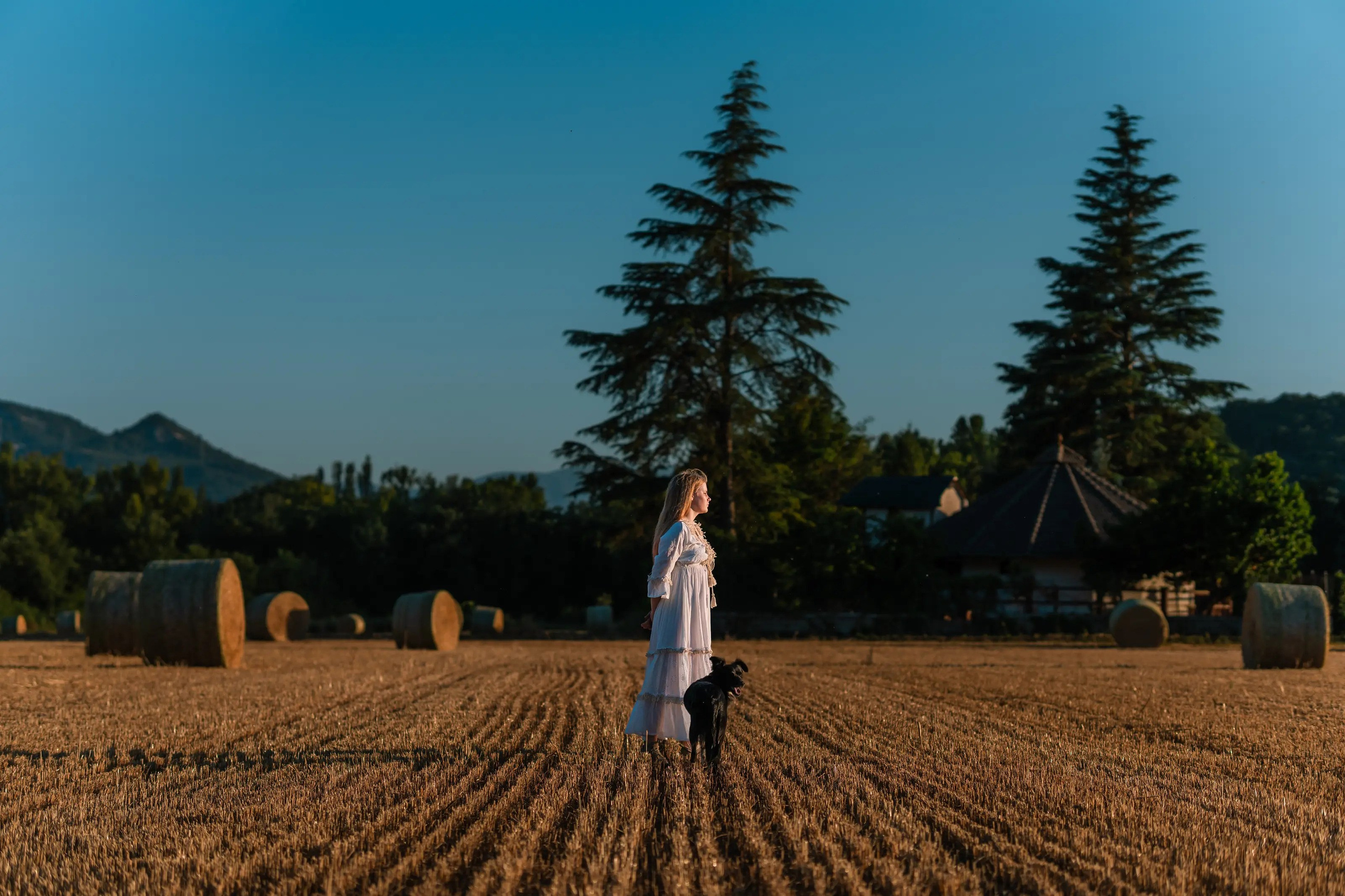 Agnia en el campo. Fotógrafa y videógrafa en Lleida y Pirineos | Alba del Norte Studio
