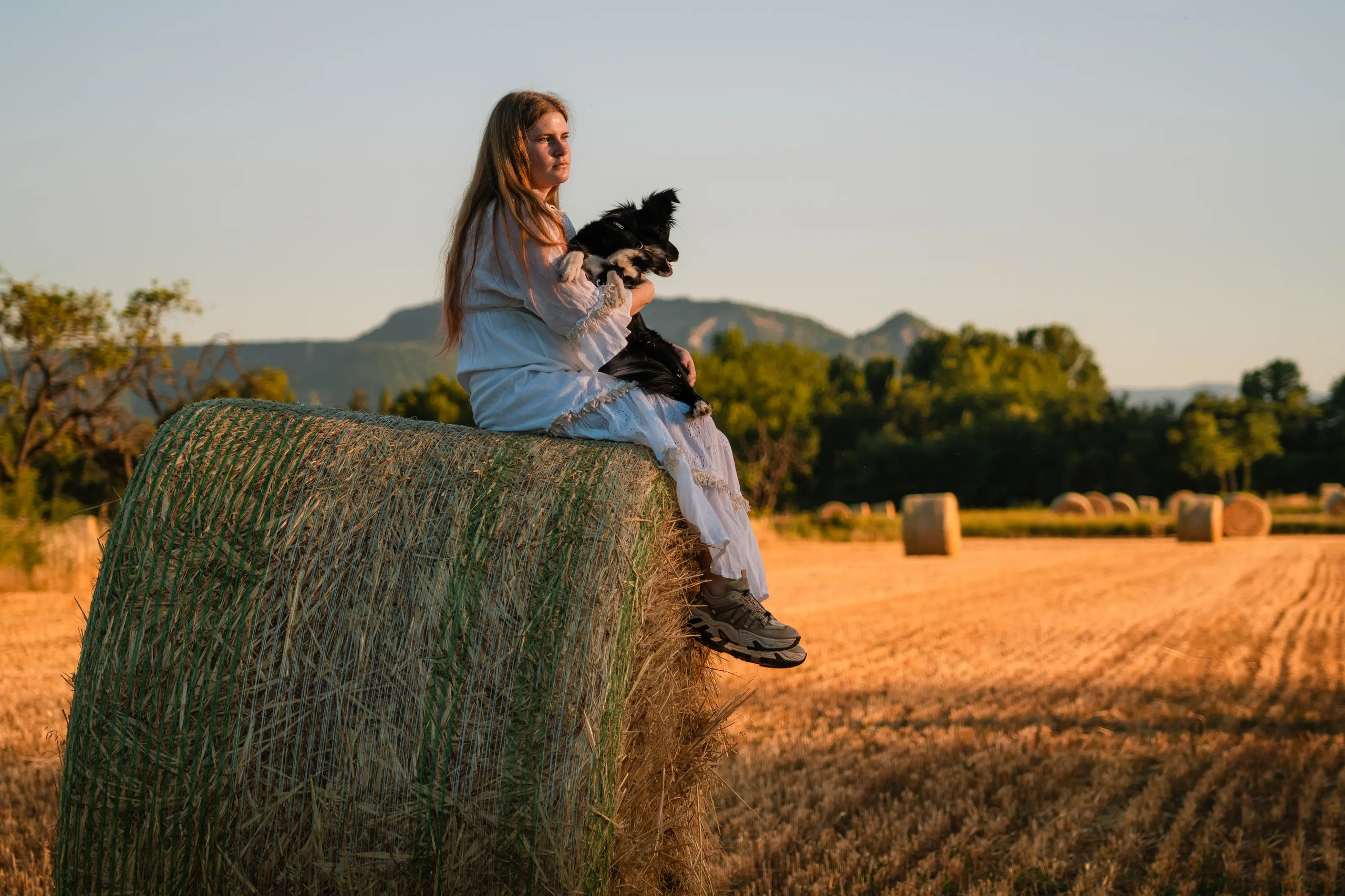 Agnia en el campo. Fotógrafa y videógrafa en Lleida y Pirineos | Alba del Norte Studio