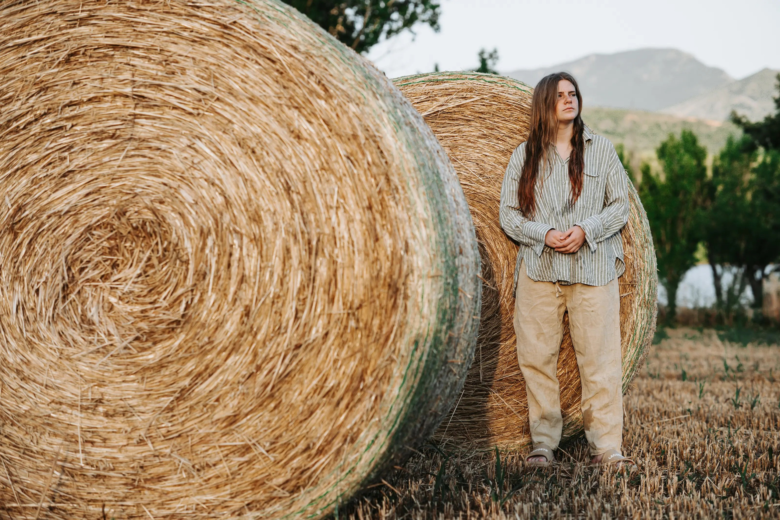 Agnia en el campo. Fotógrafa y videógrafa en Lleida y Pirineos | Alba del Norte Studio