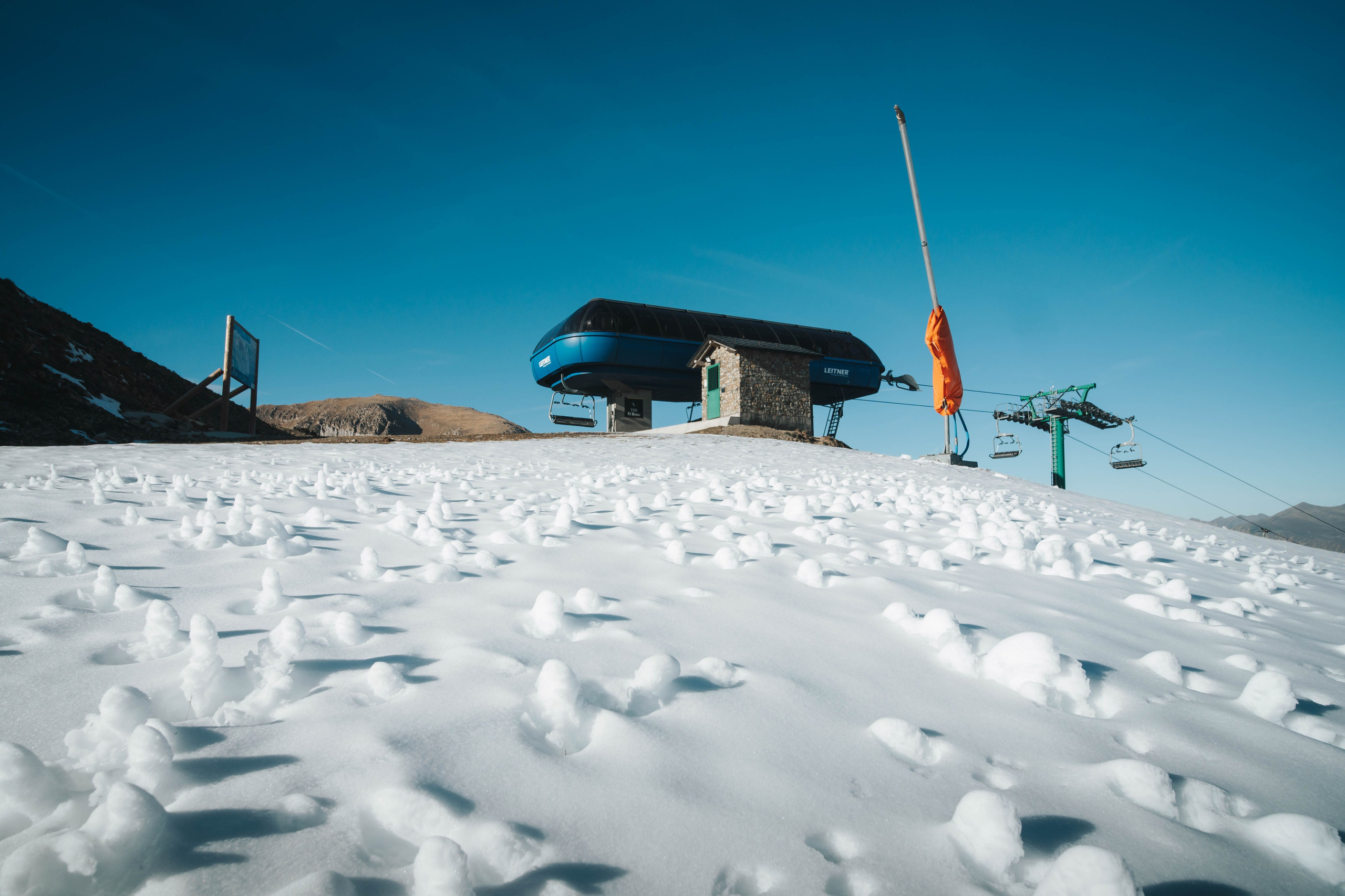 Salto de agua Mainera, Estación de esquí abandonada, Llesui. Alba del Norte Studio