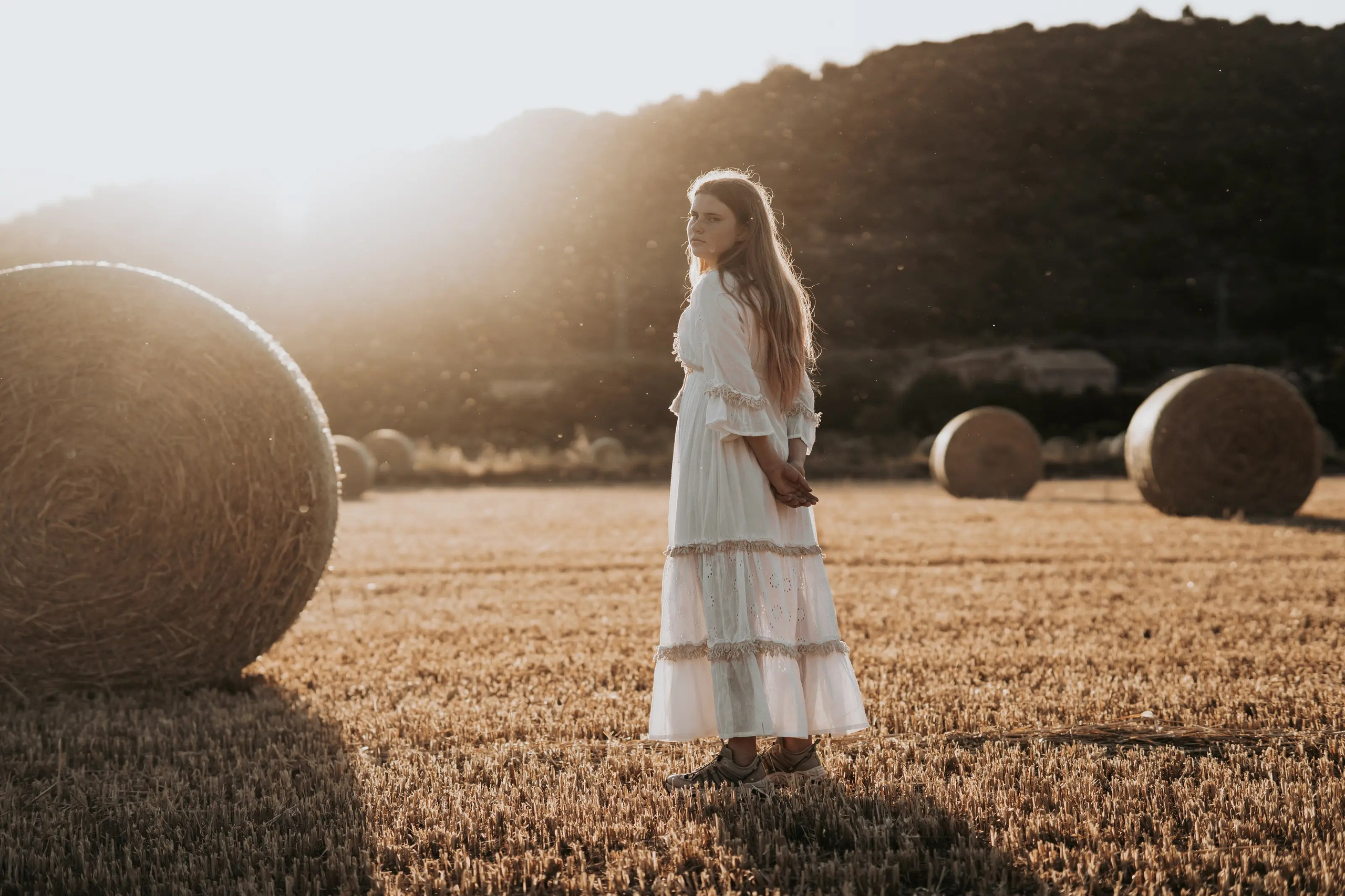 Agnia en el campo. Fotógrafa y videógrafa en Lleida y Pirineos | Alba del Norte Studio