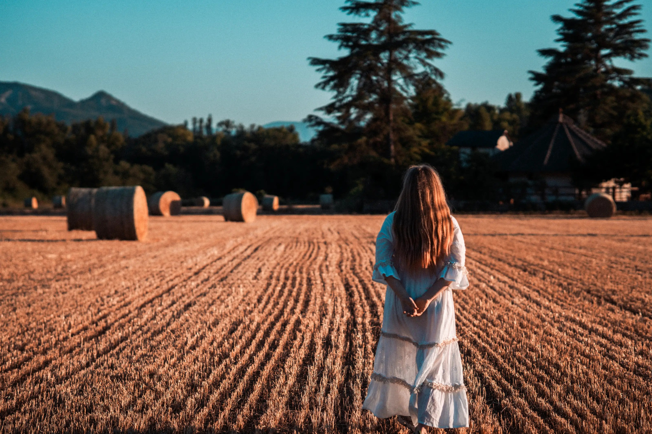 Agnia en el campo. Fotógrafa y videógrafa en Lleida y Pirineos | Alba del Norte Studio