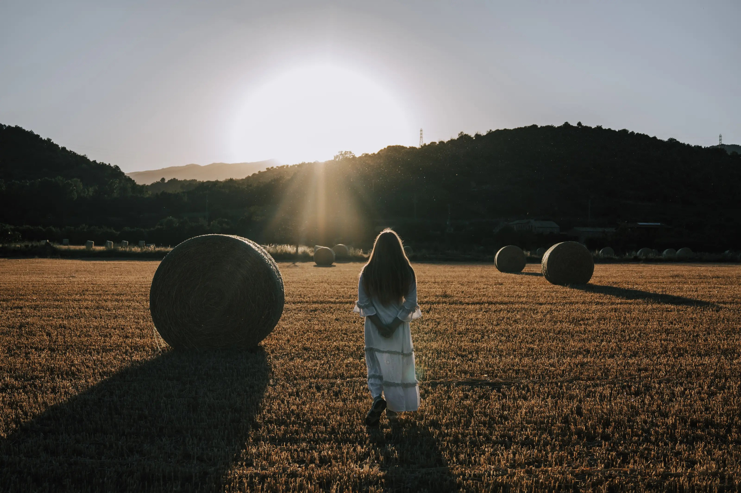 Agnia en el campo. Fotógrafa y videógrafa en Lleida y Pirineos | Alba del Norte Studio