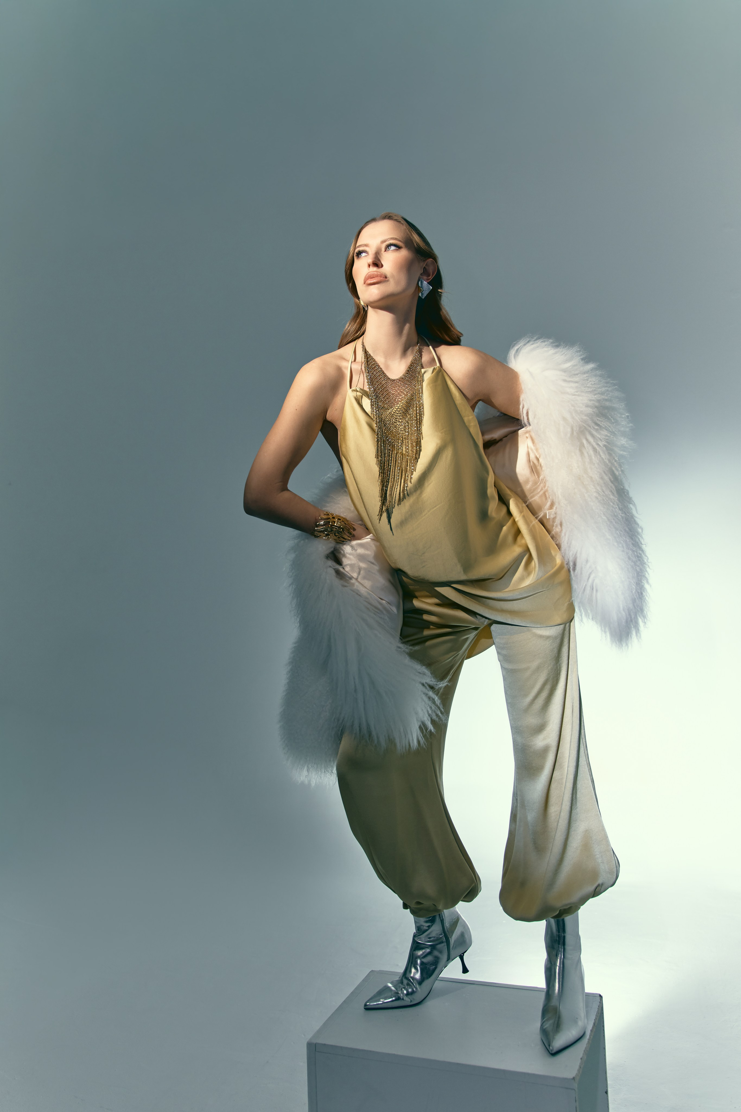 GOLDEN MINIMALISM. Viktorija Korsaka| Brand Content Creator & Photographer