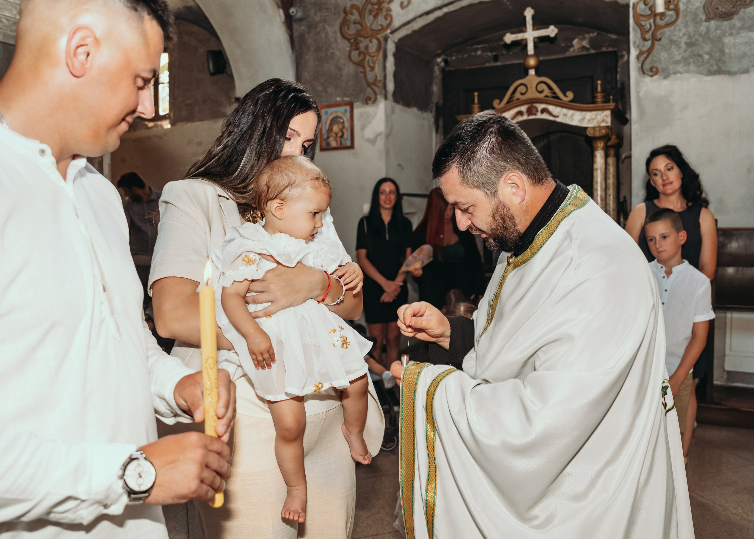 Svestenik krsti dete u crkvi u Zemunu