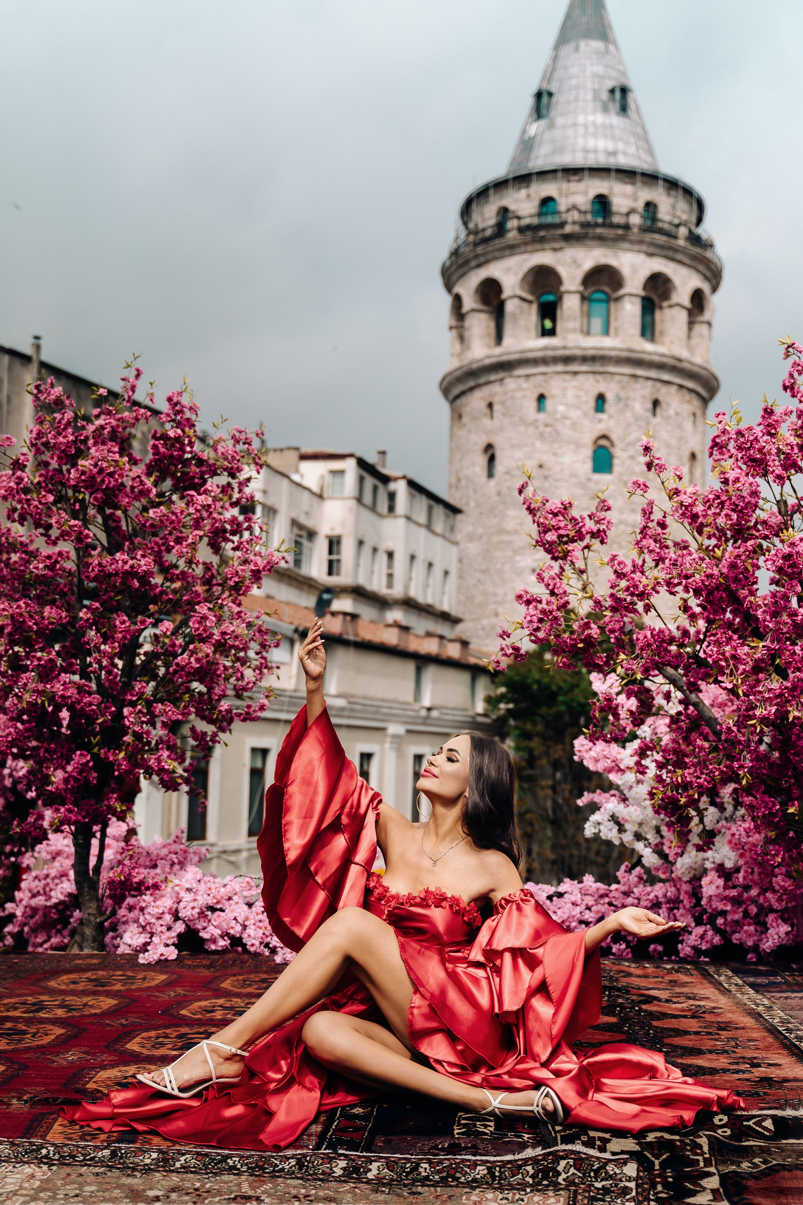 Фотосессии в дизайнерских нарядах в Стамбуле. Wedding, family and lifestyle photographer Anatoly. Photo sessions on rooftops with seagulls. Istanbul