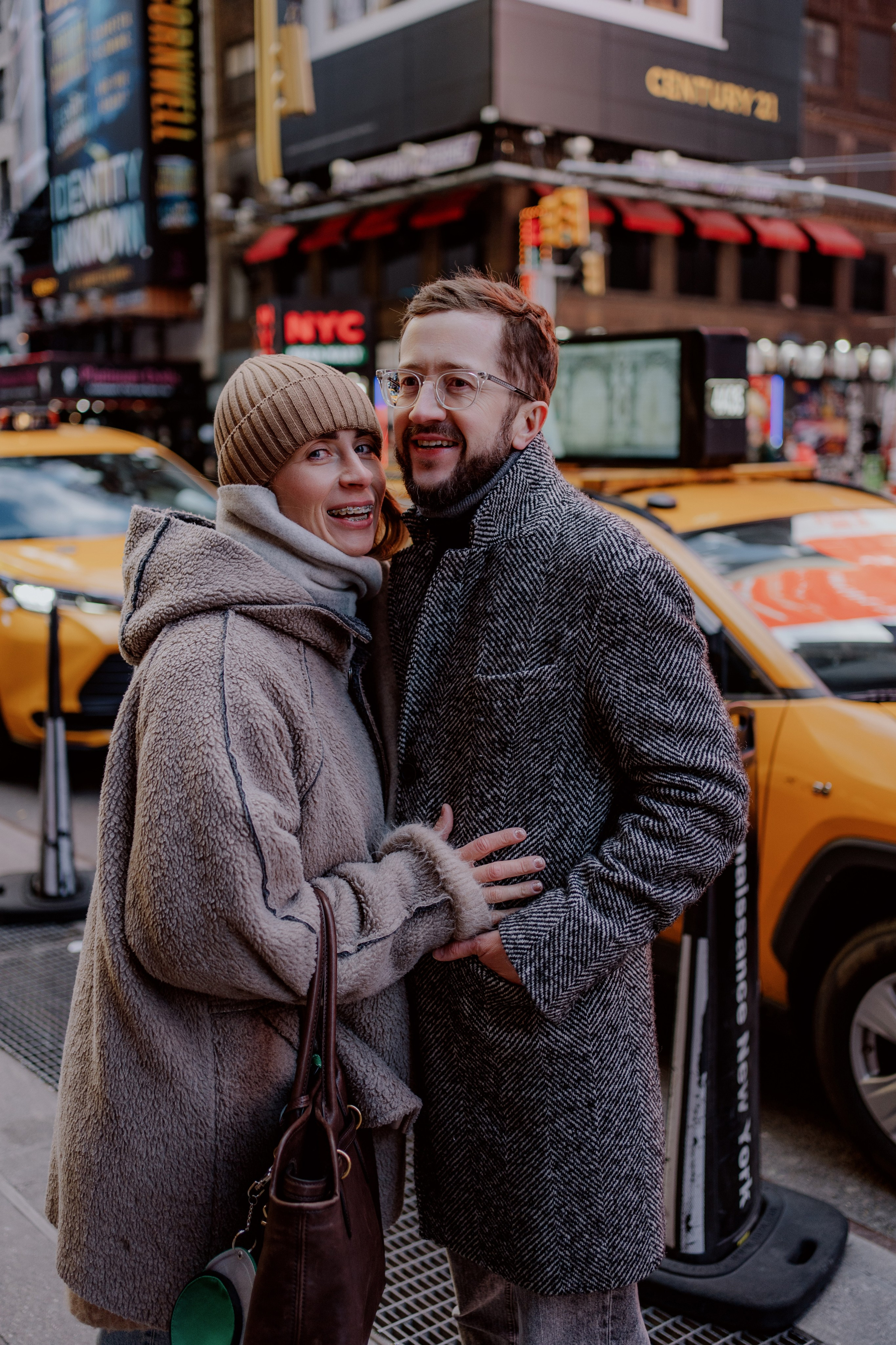 Family in Times Square. Videographer and photographer in New York // MAKAROV.VIDEO