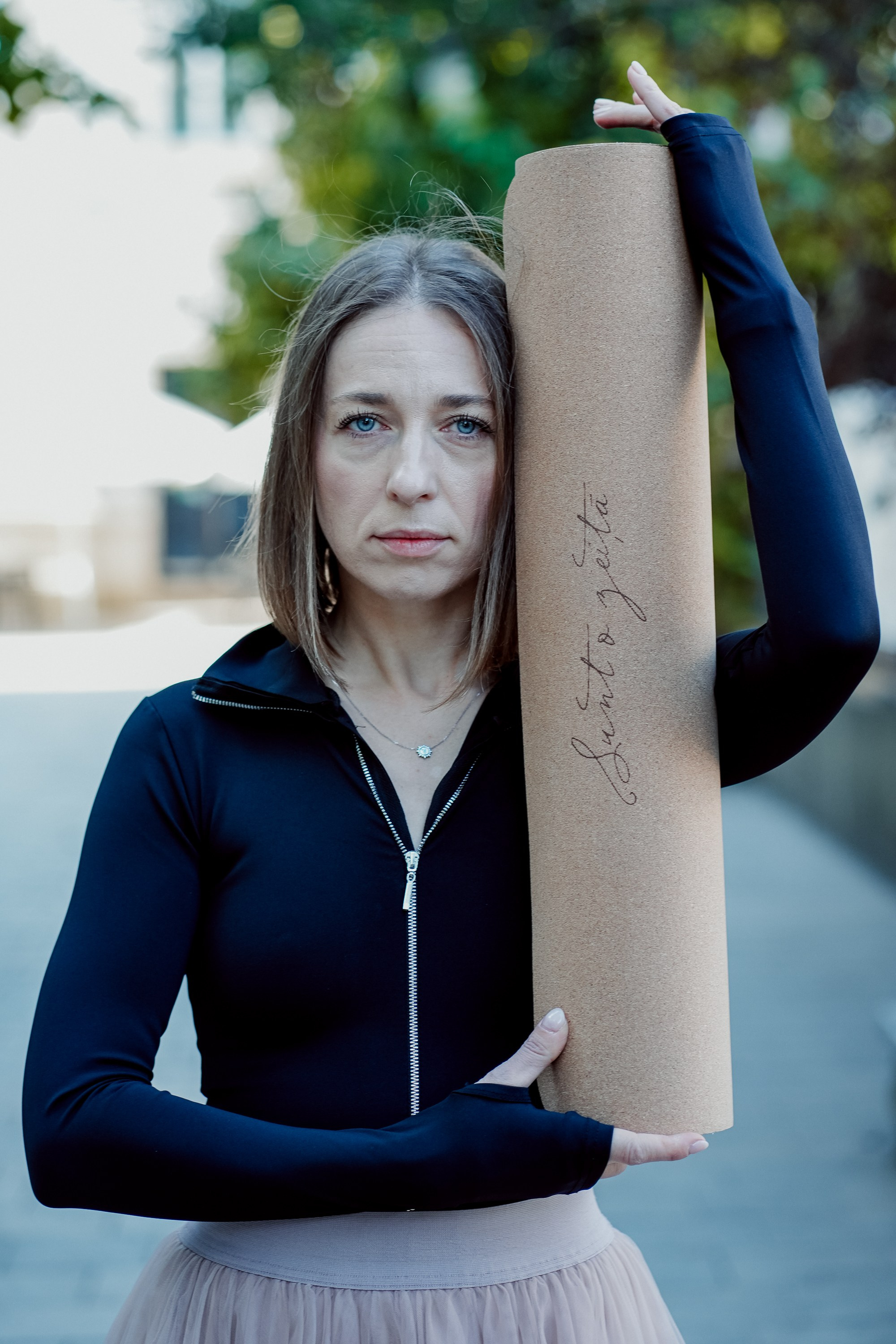 Sunt o Zeita — yoga on street. MARINABUGS