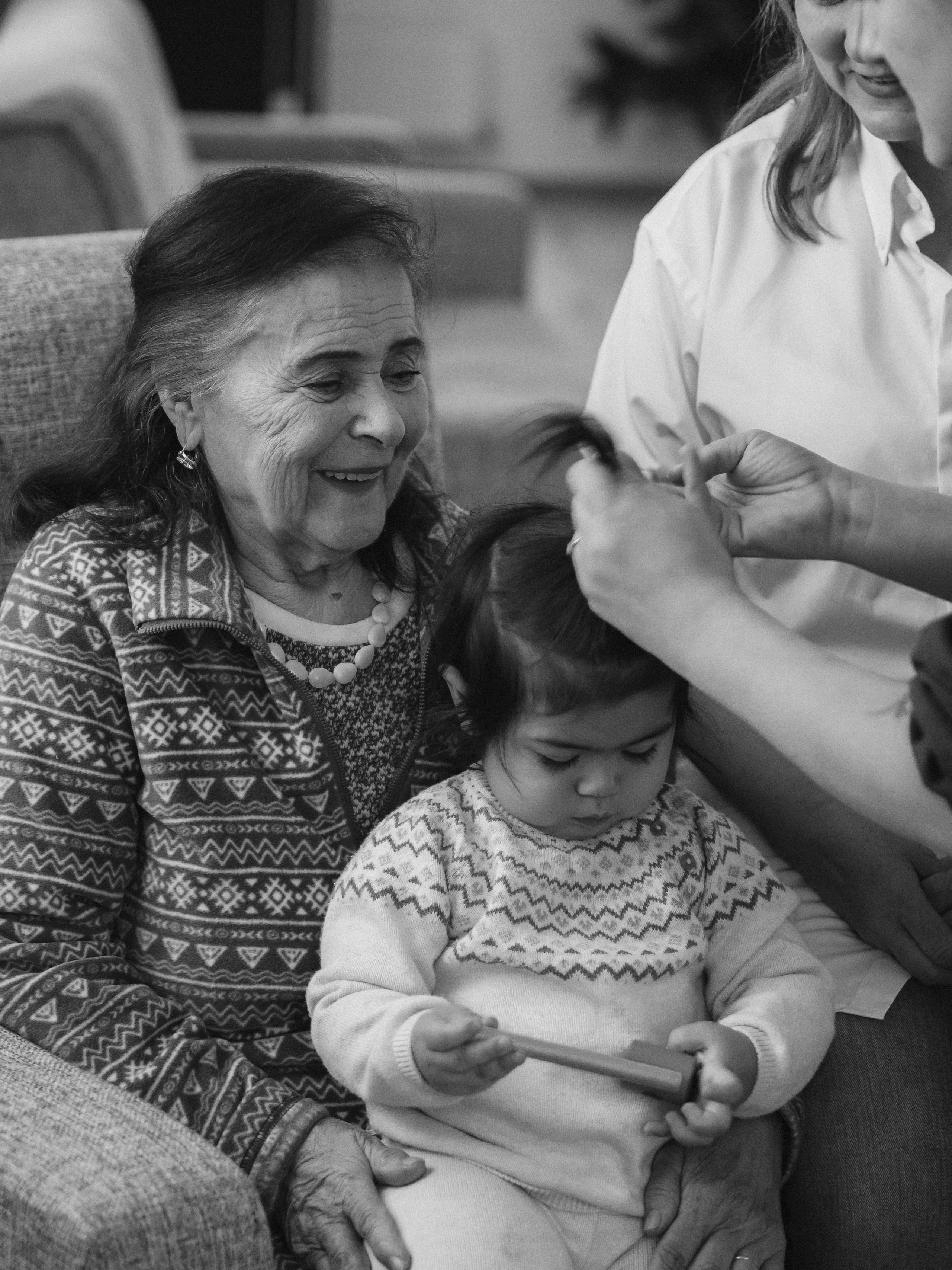 Lida & her family. Photographer in Los Angeles. Julia Ishmuratova