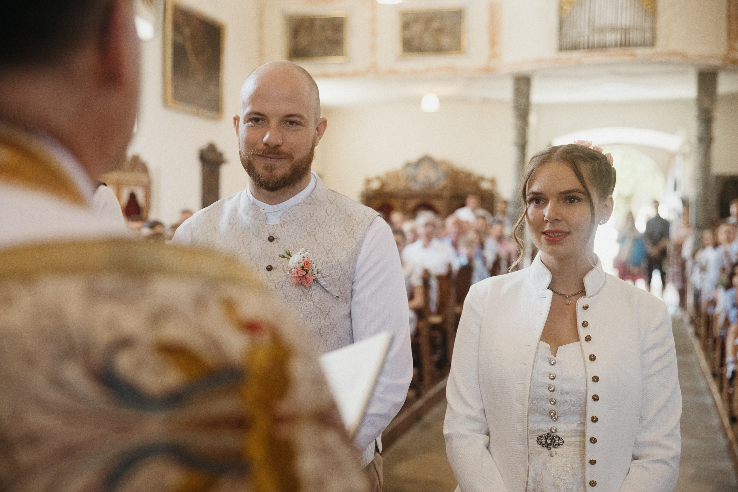 Brautpaar beim Eheversprechen in rustikaler Trauung, Heiligenberg