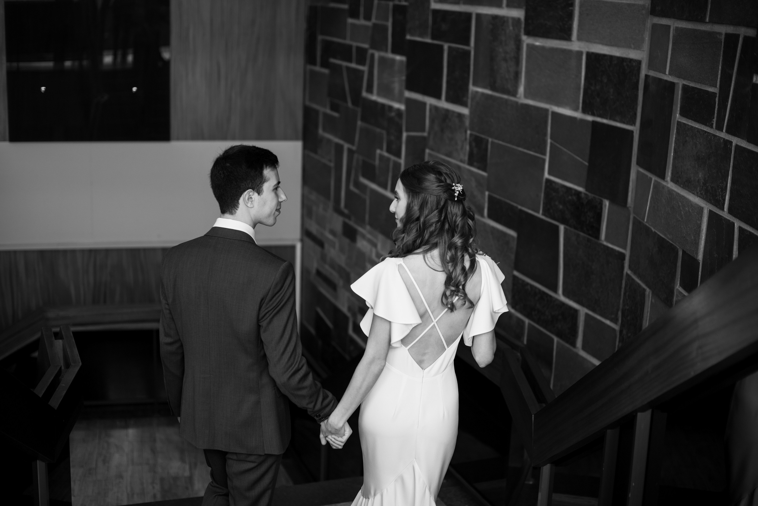 Marié et mariée devant le Château de Bordeaux