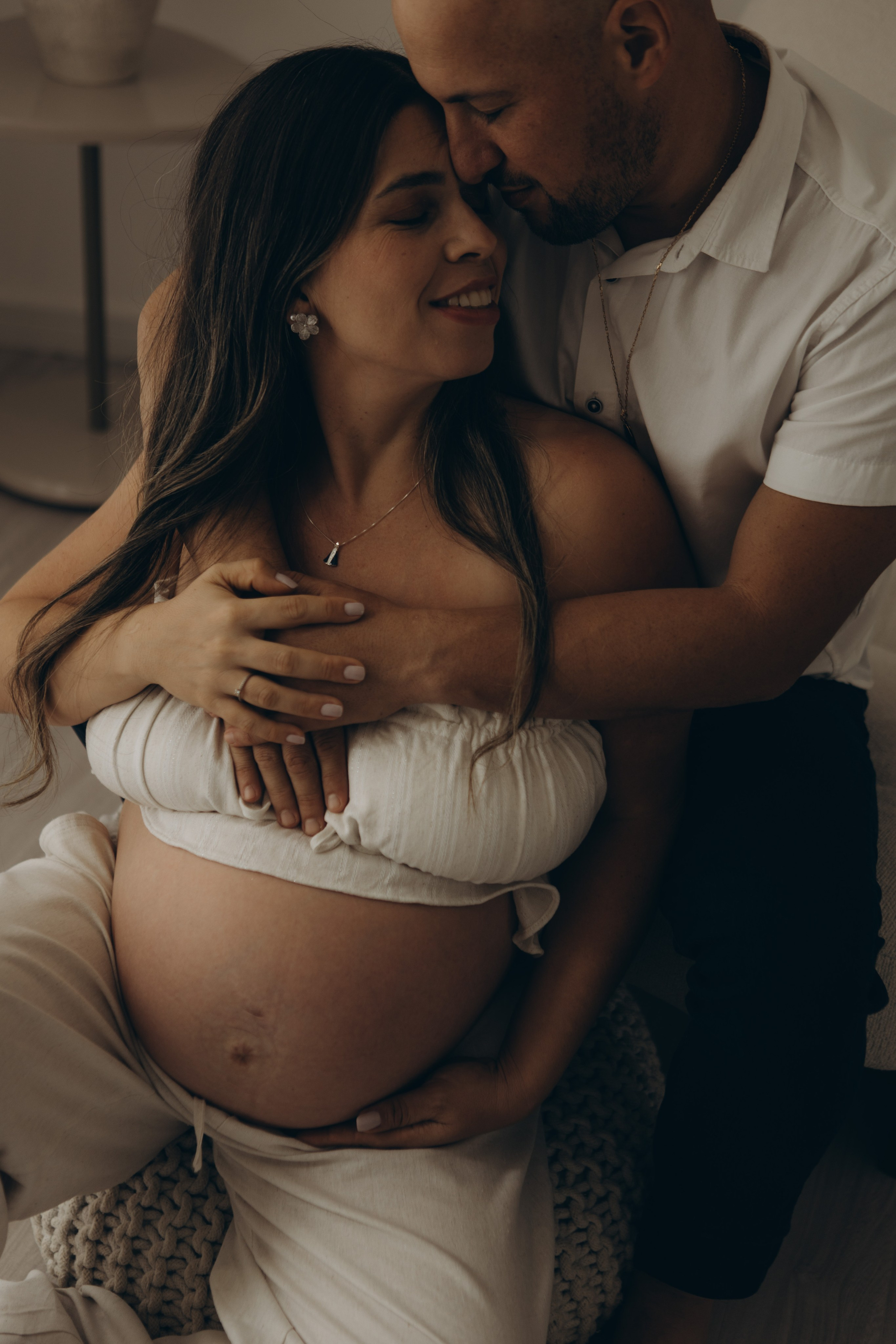 conexão entre casal em ensaio gestante em estúdio em Sorocaba