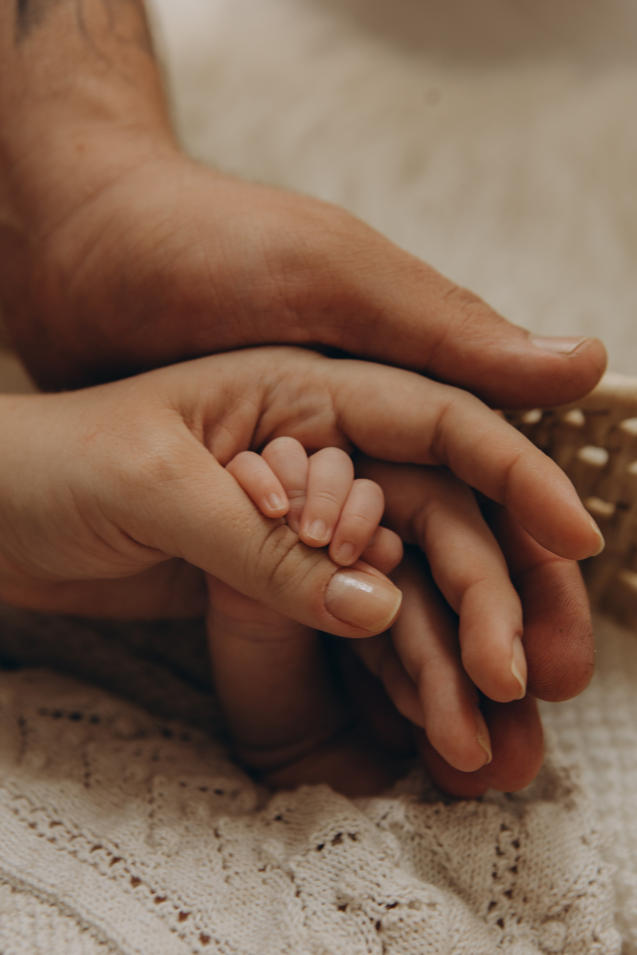 detalhe das mãos do recém-nascido em ensaio newborn em Sorocaba