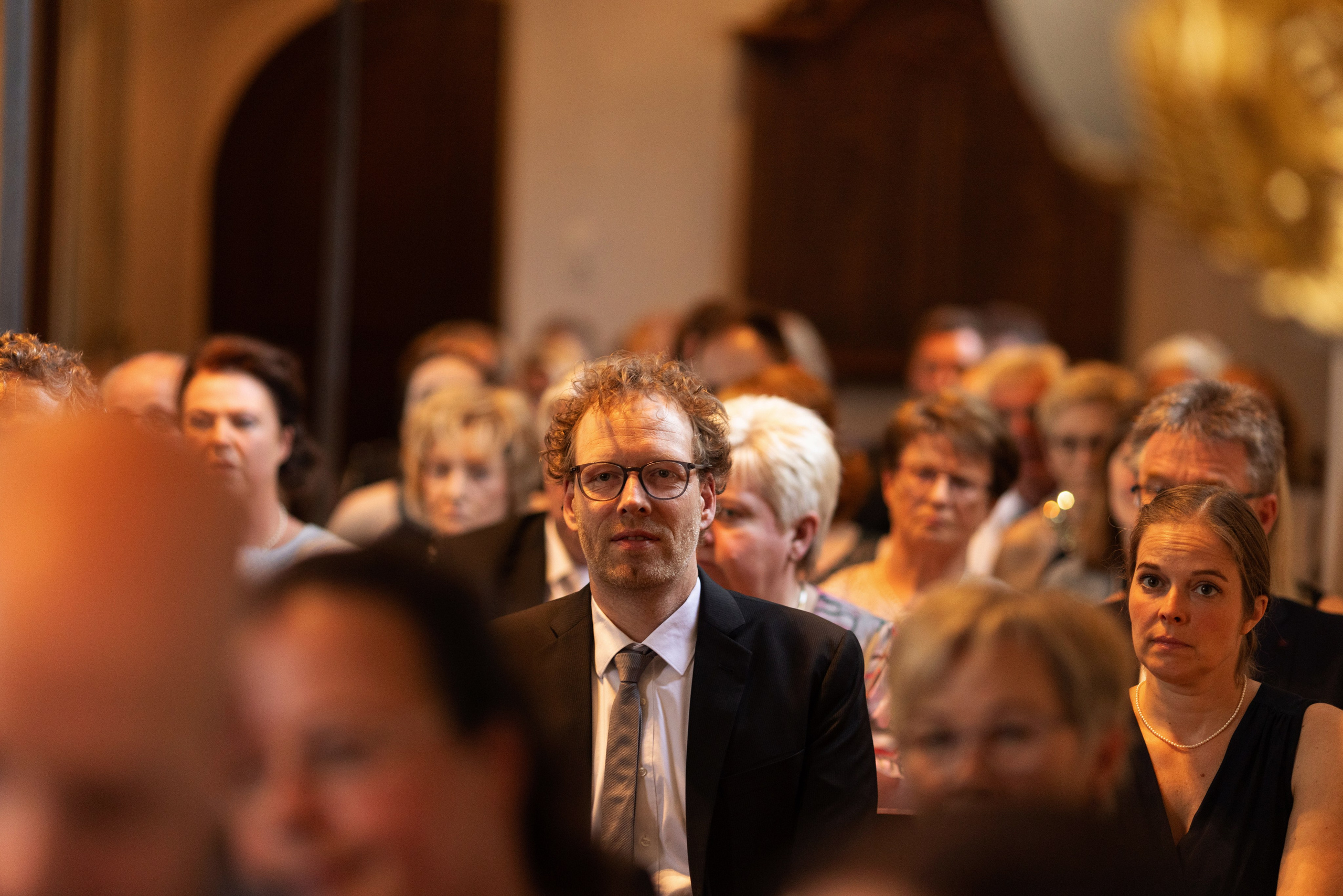 „Detailaufnahmen aus dem Hochzeitsvideo: Blumenschmuck und Dekoration in der Kirche in Bippen bei Osnabrück.“