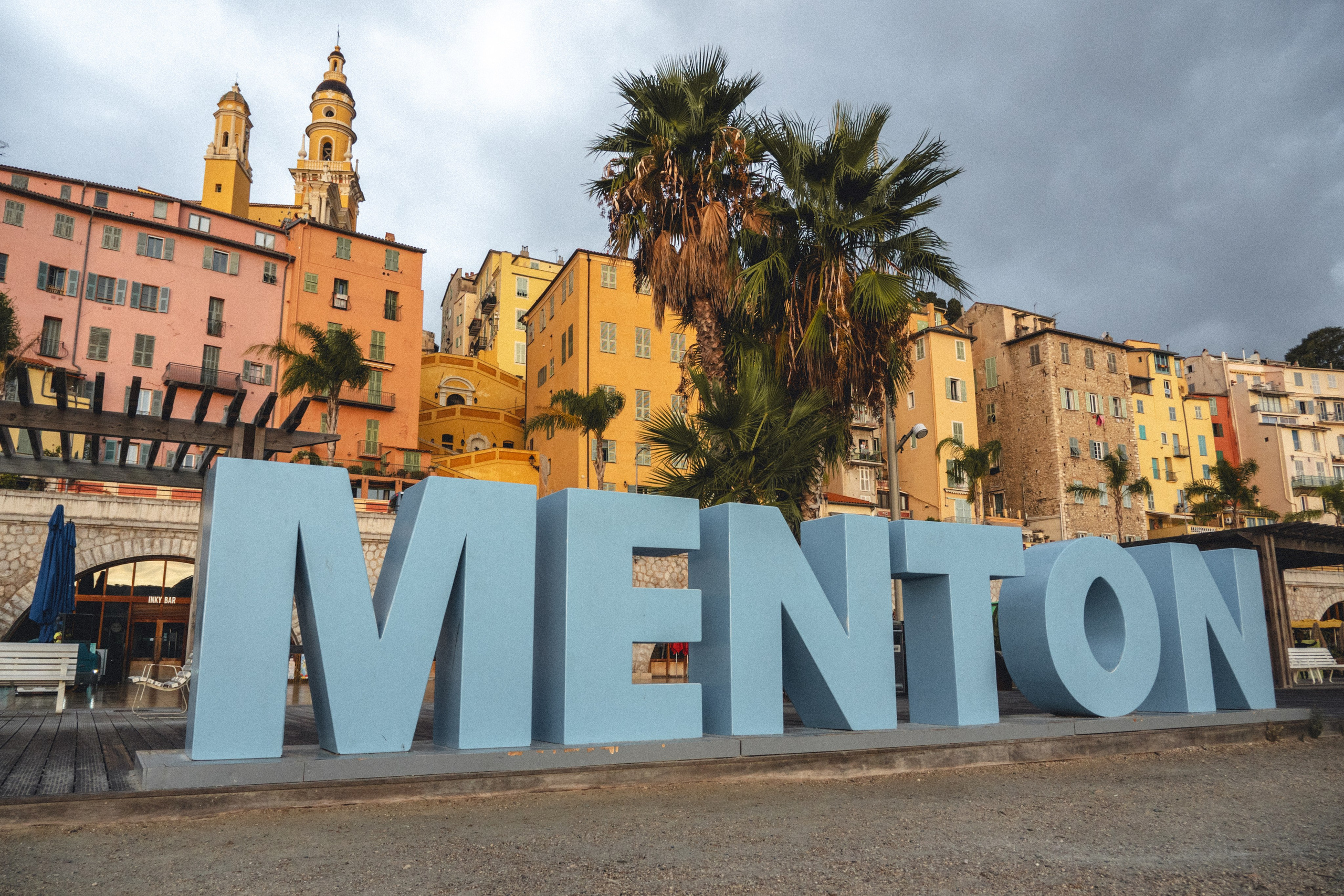 Lever de soleil à Menton. Photographe sur Cote d’Azur. Portraits de familles, couples, enfants, événements