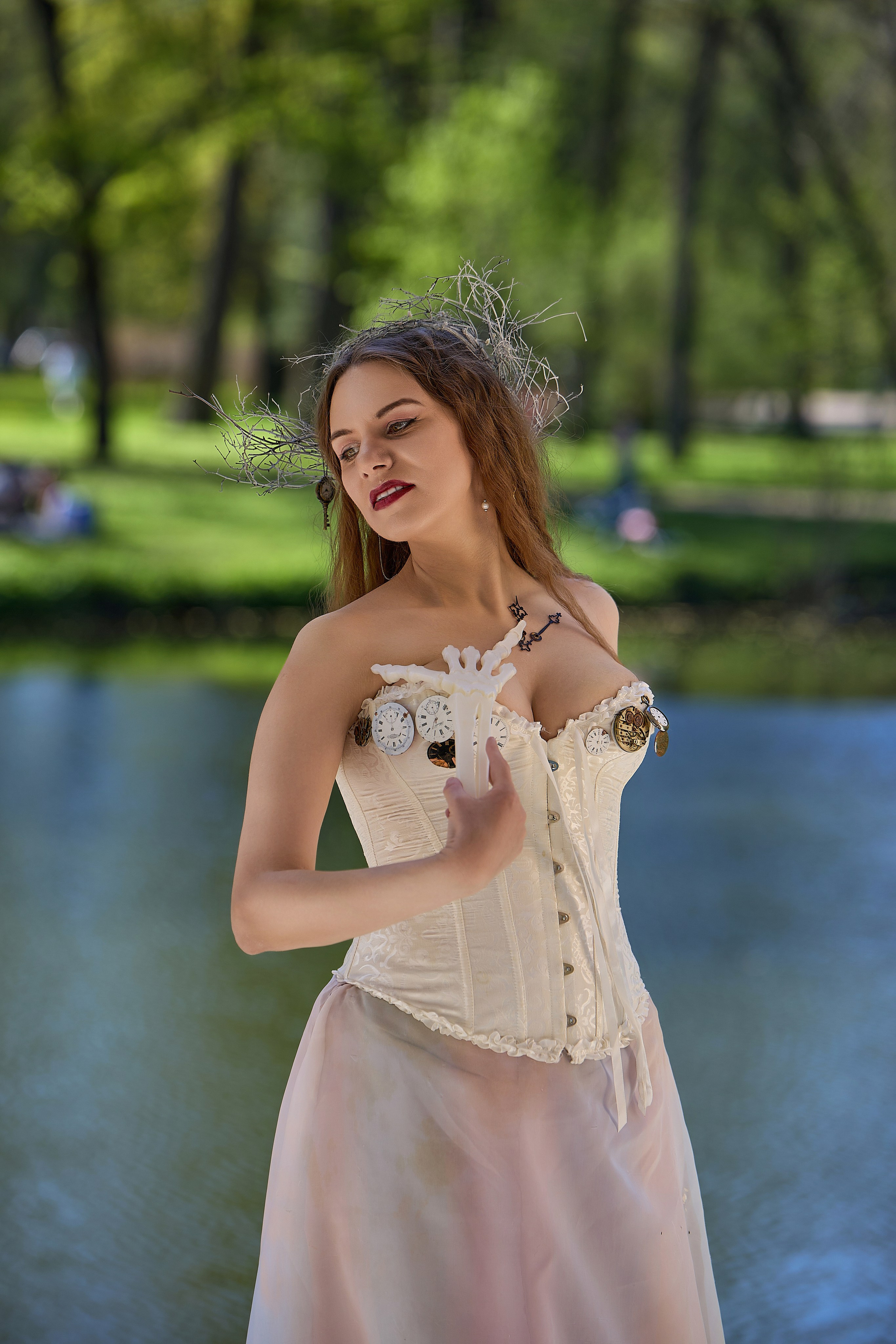 Уличная фотосесия красивая девушка в белом платье с костяной рукой