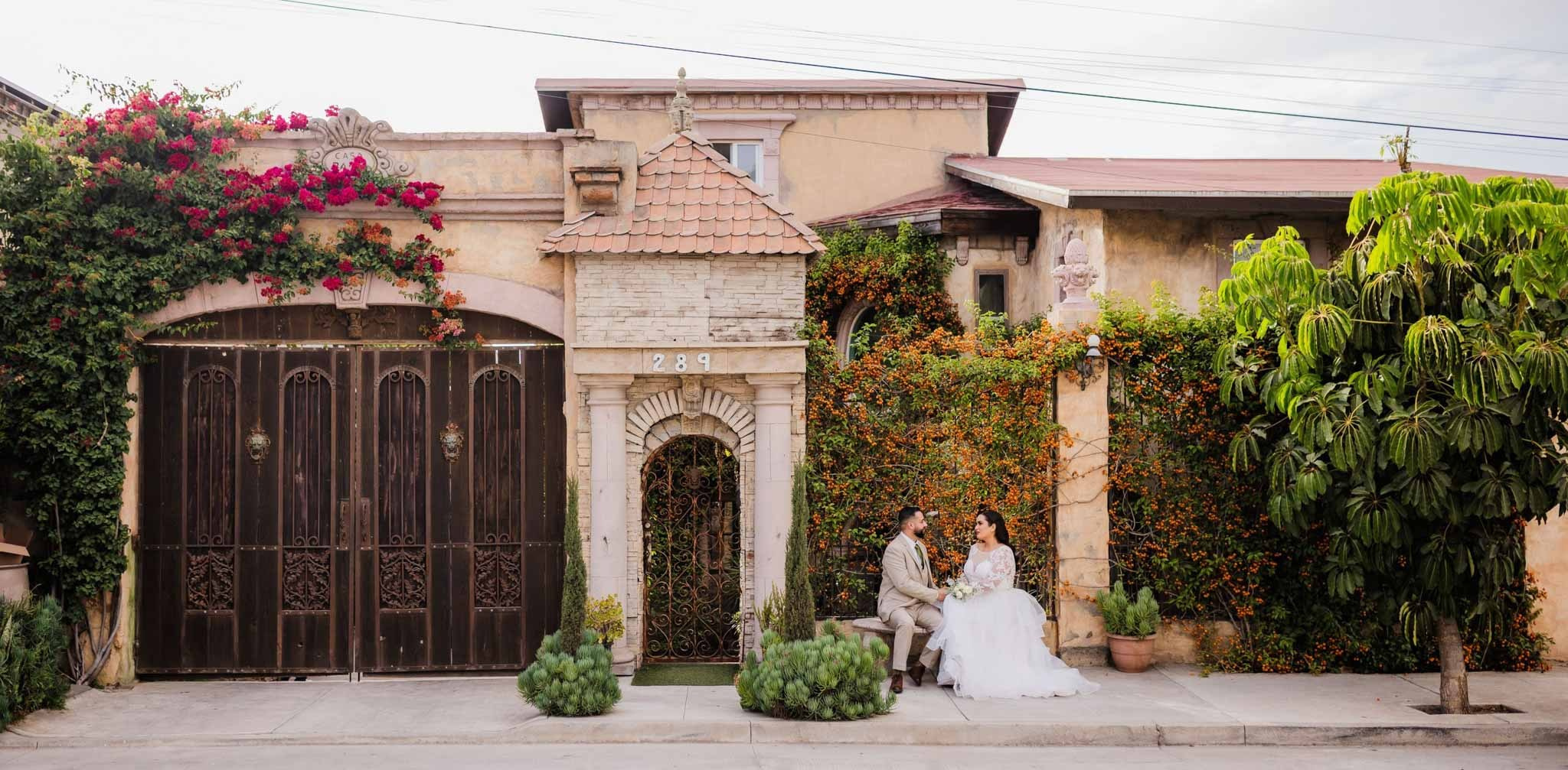 Jardín Casa Baga Rosarito locación para bodas en Baja California, sesión de fotos de pareja estilo europeo, fotógrafo de bodas en Tijuana con experiencia en bodas destino y sesiones románticas profesionales