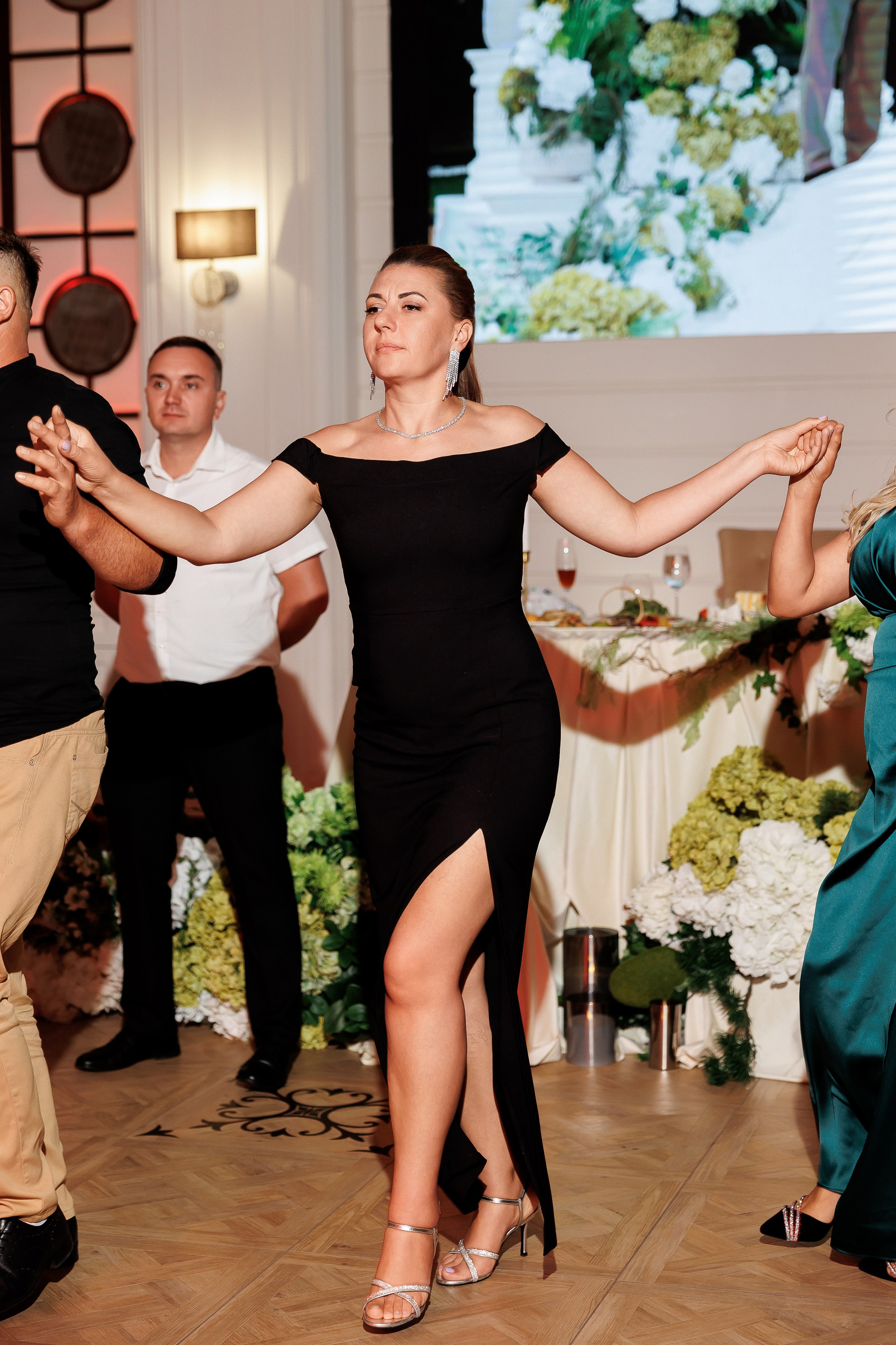 Eugen & Livia — Grand Elysee — Wedding Day. Servicii Foto și Video 067188353