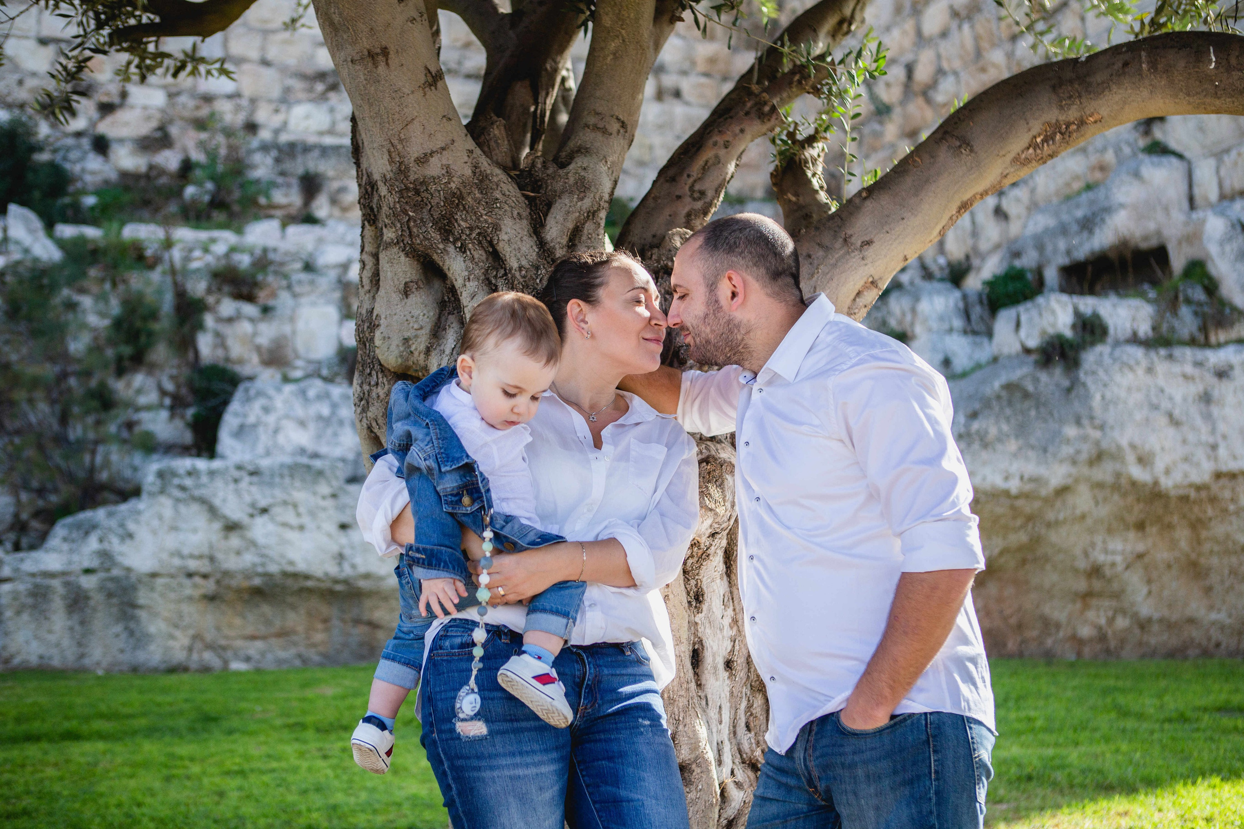 AT THE WALLS OF THE OLD CITY. PHOTOGRAPHER IN ISRAEL