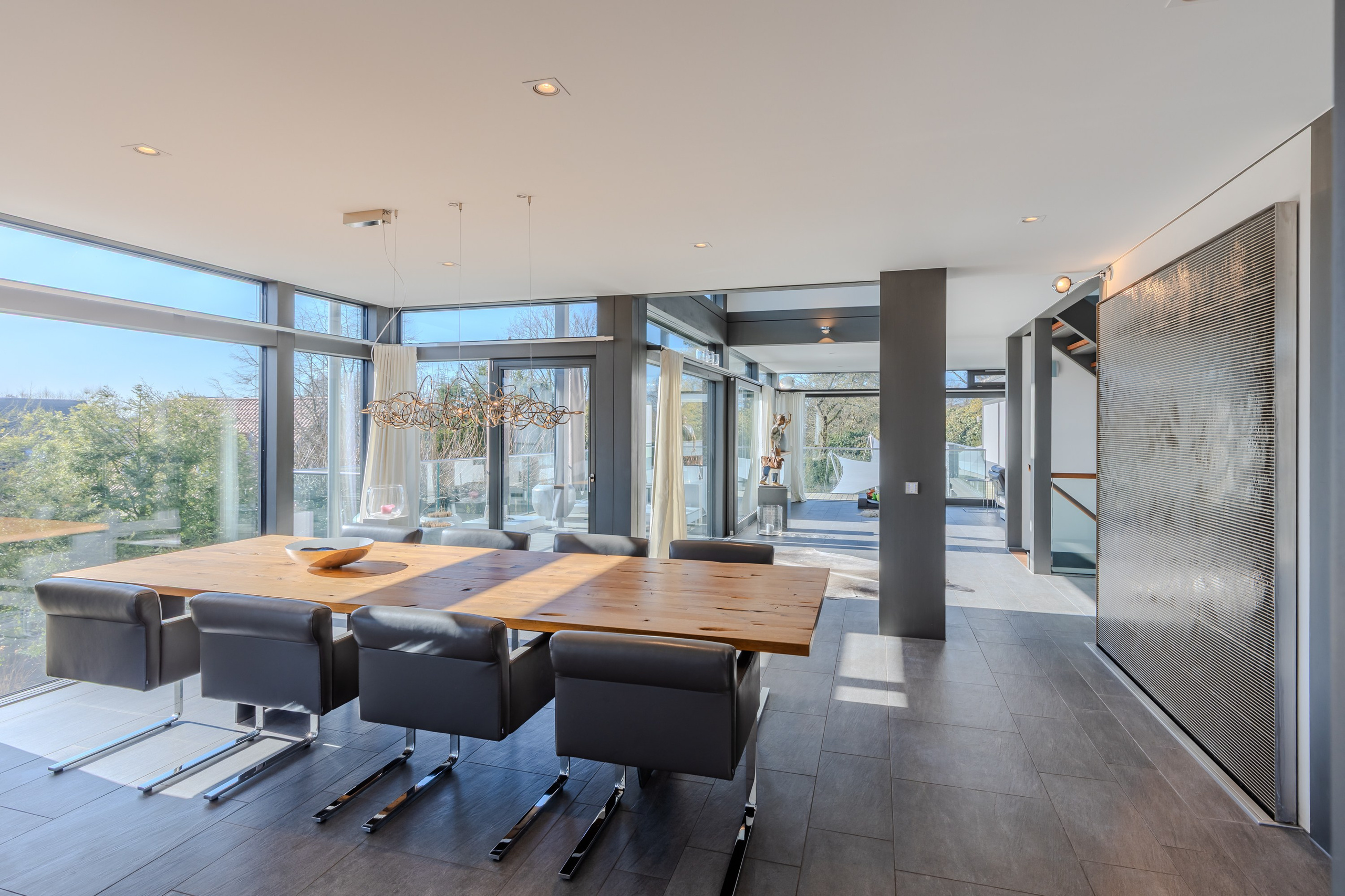 Портфолио съемки интерьеров недвижимости. Светлая гостиная с профессиональной постановкой – пример работы фотографа Сергея Невельского