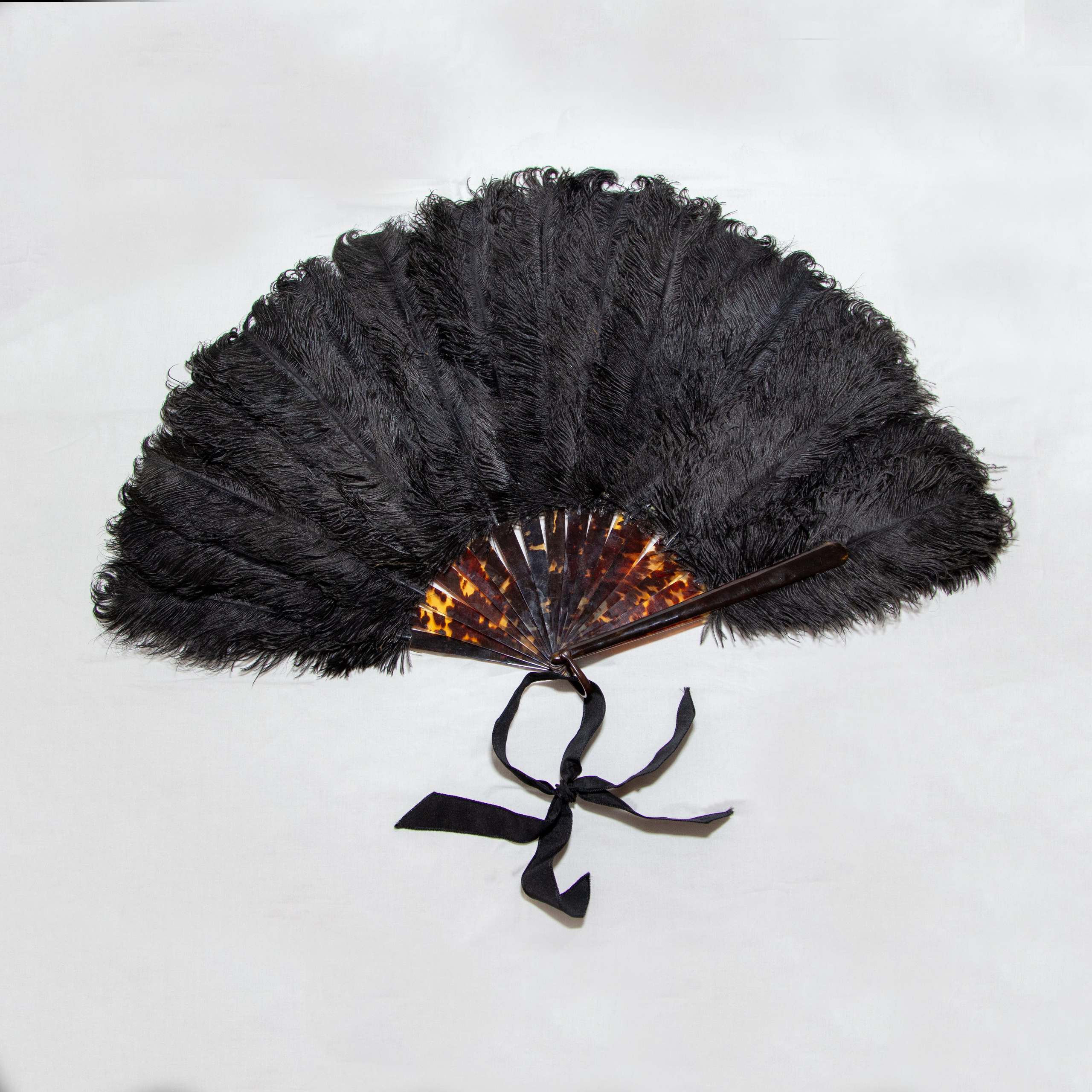 Ostrichfan. Современнные и актикварные украшения в Барселоне, Москве и Санкт-Петербурге