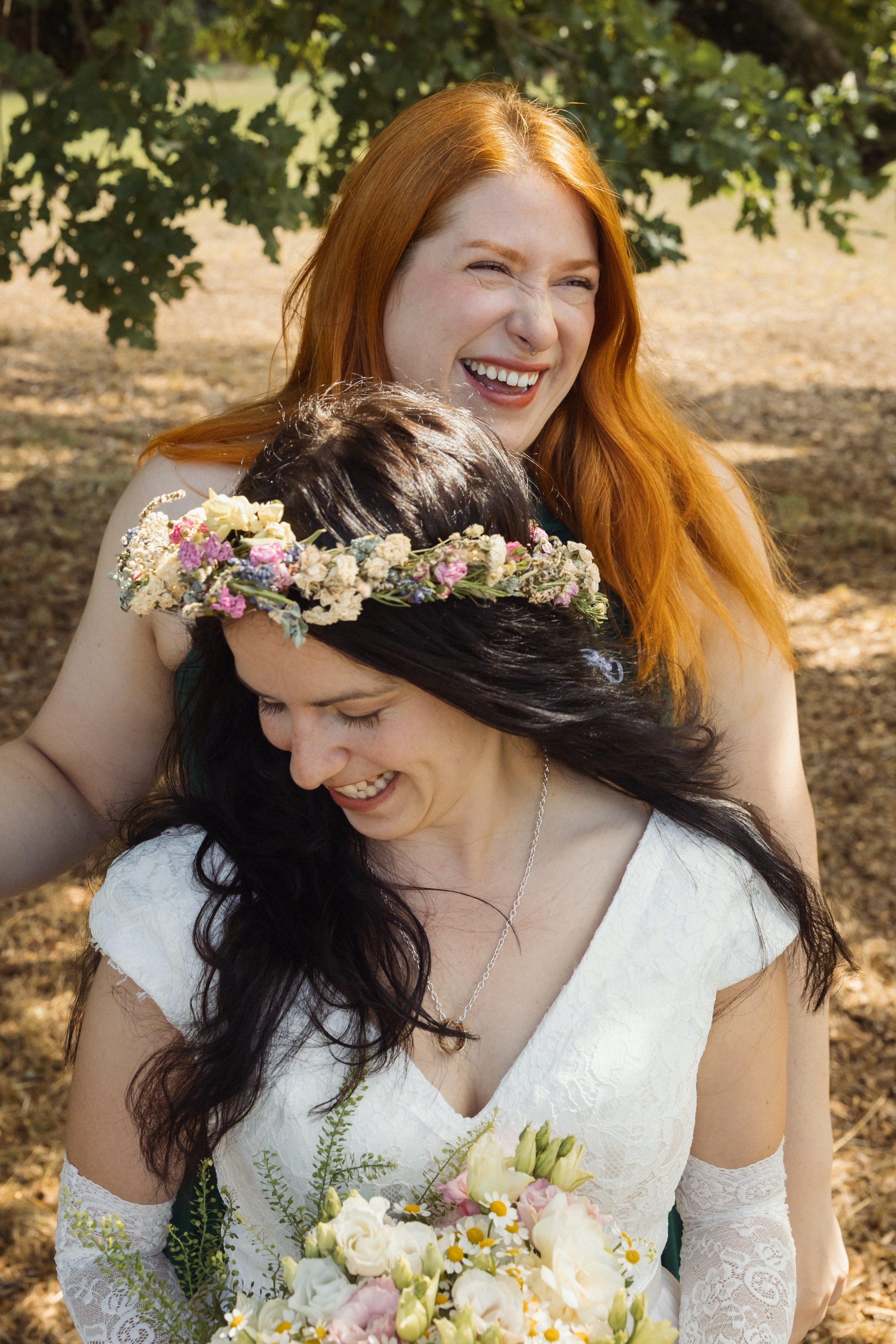 Svatební fotograf Písek a okolí – spontánní snímek smíchu, lásky a radosti mezi blízkými