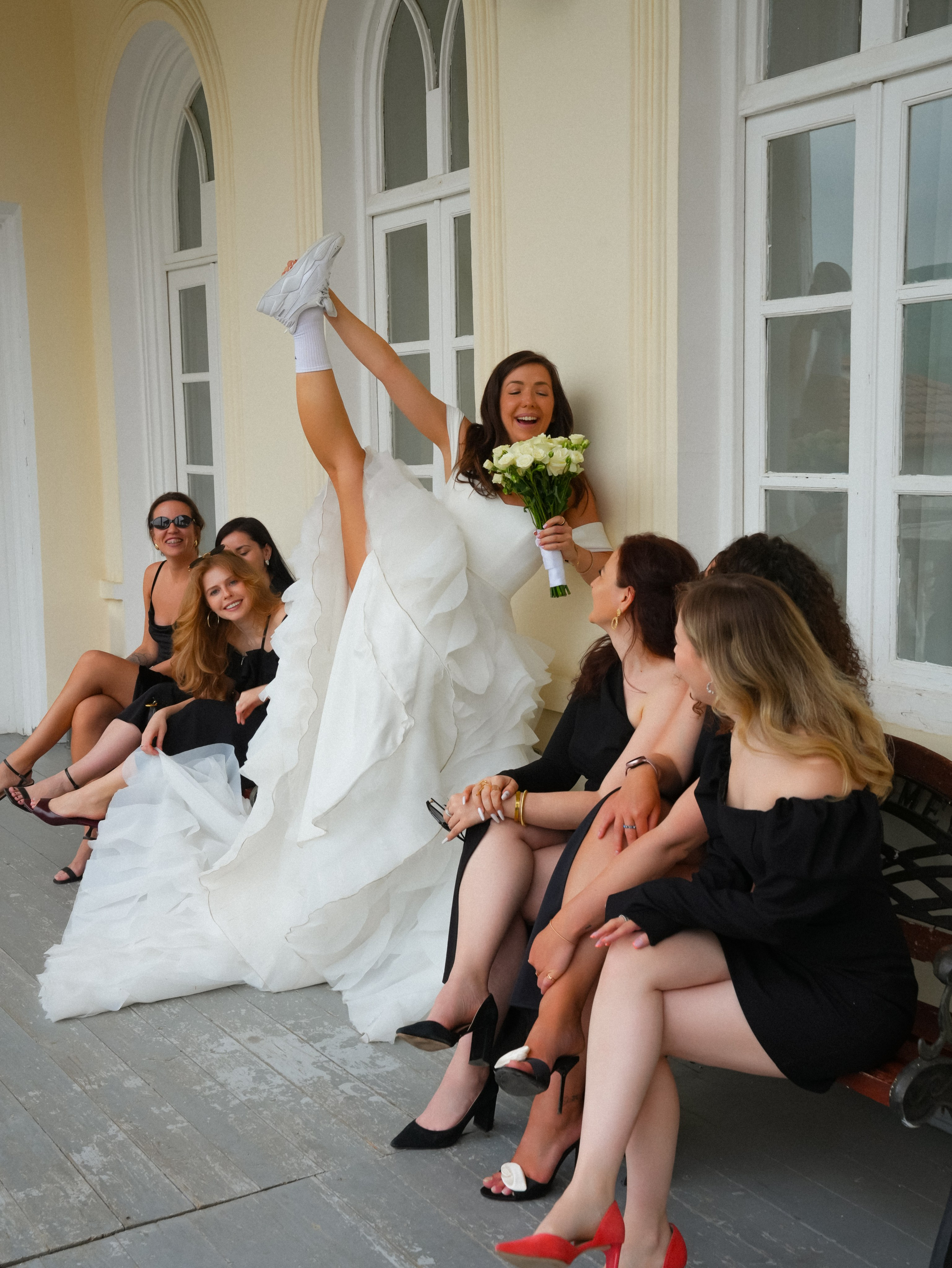 Natural wedding moments with laughter and friends in Signaghi