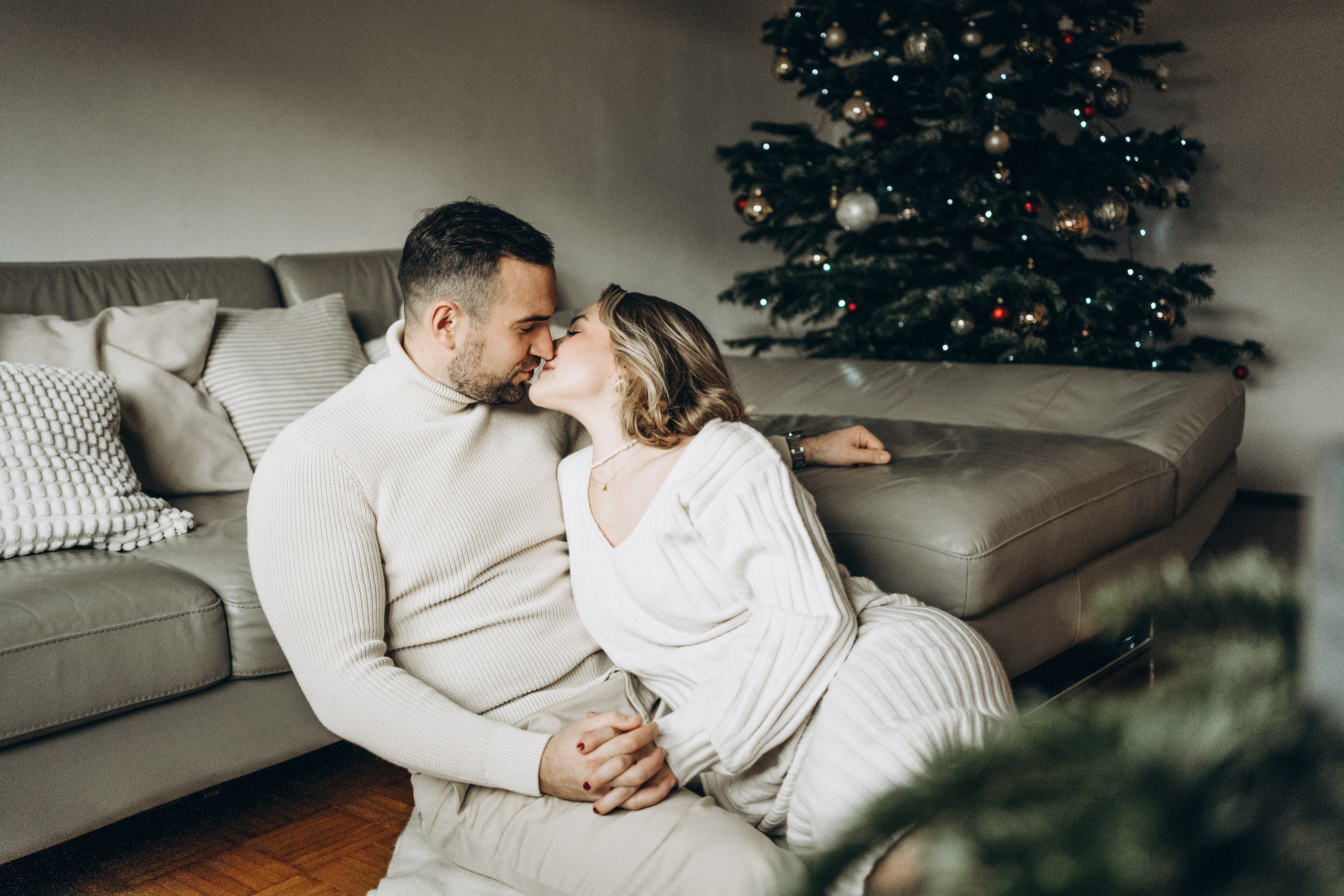 Ein verliebtes Paar küsst sich auf dem Boden. 