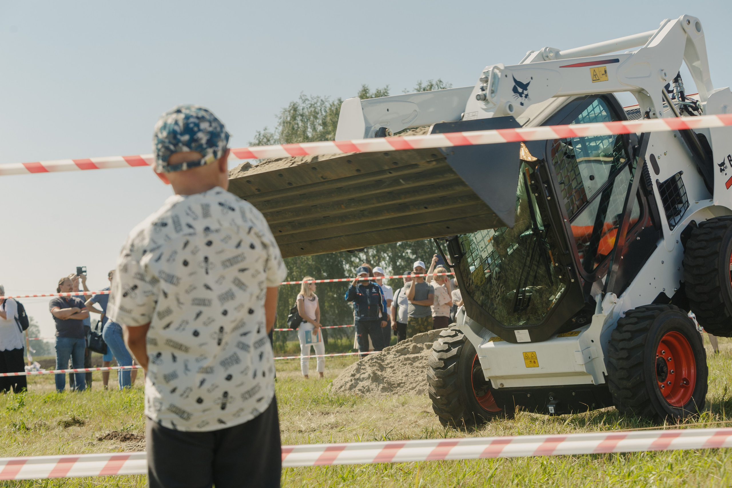 Exposición de maquinaria agrícola. Fotógrafo de retrato, familia y reportajes en Valencia | España | Europa Vitalii Lumier