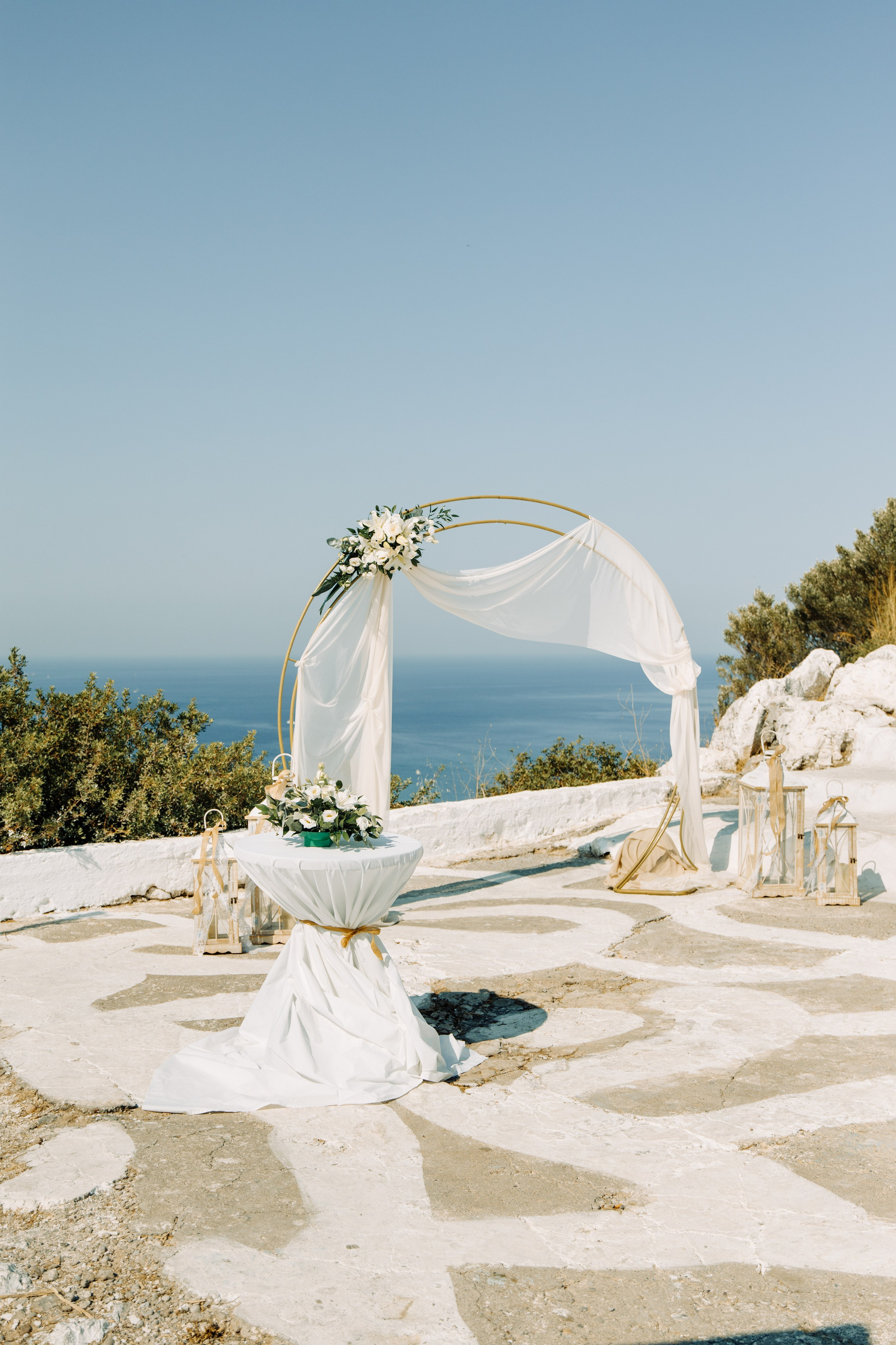Romantisches Zeremonie-Setup mit Meerblick am Profitis Ilias in Faliraki – bereit für eine unvergessliche Hochzeit auf Rhodos.