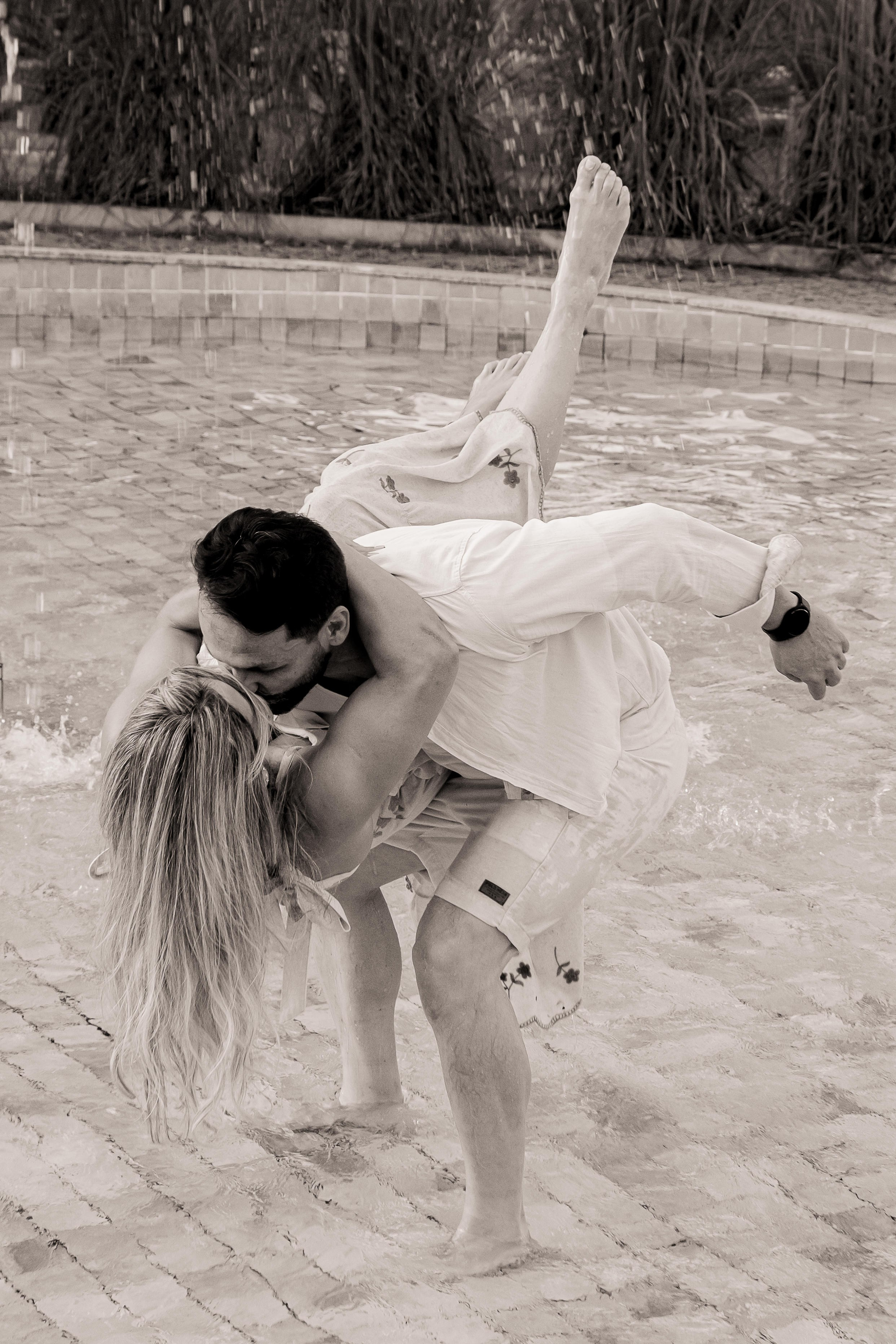 Ensaio Pré-Wedding no Interior Paulista com Lago, Areia e Pôr do Sol | Studio Melk. Tela cheia