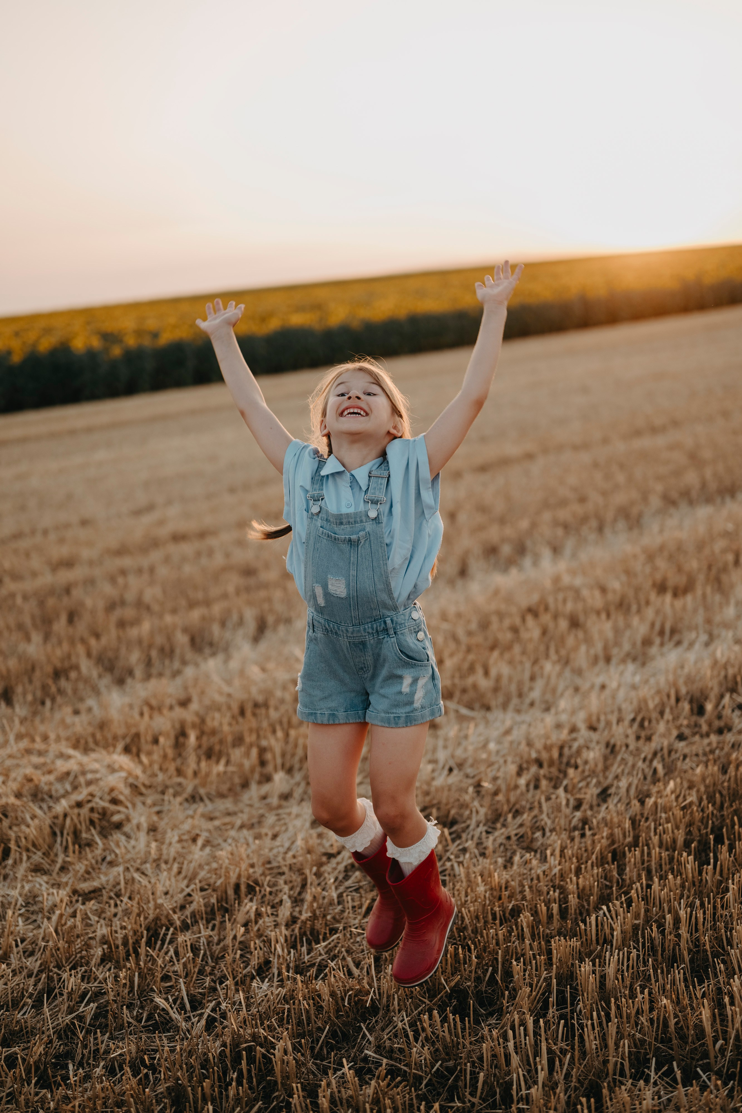 Letnje fotografisanje u polju suncokreta i sena. Deciji i porodicni fotograf u Beogradu Oksana Skendzic