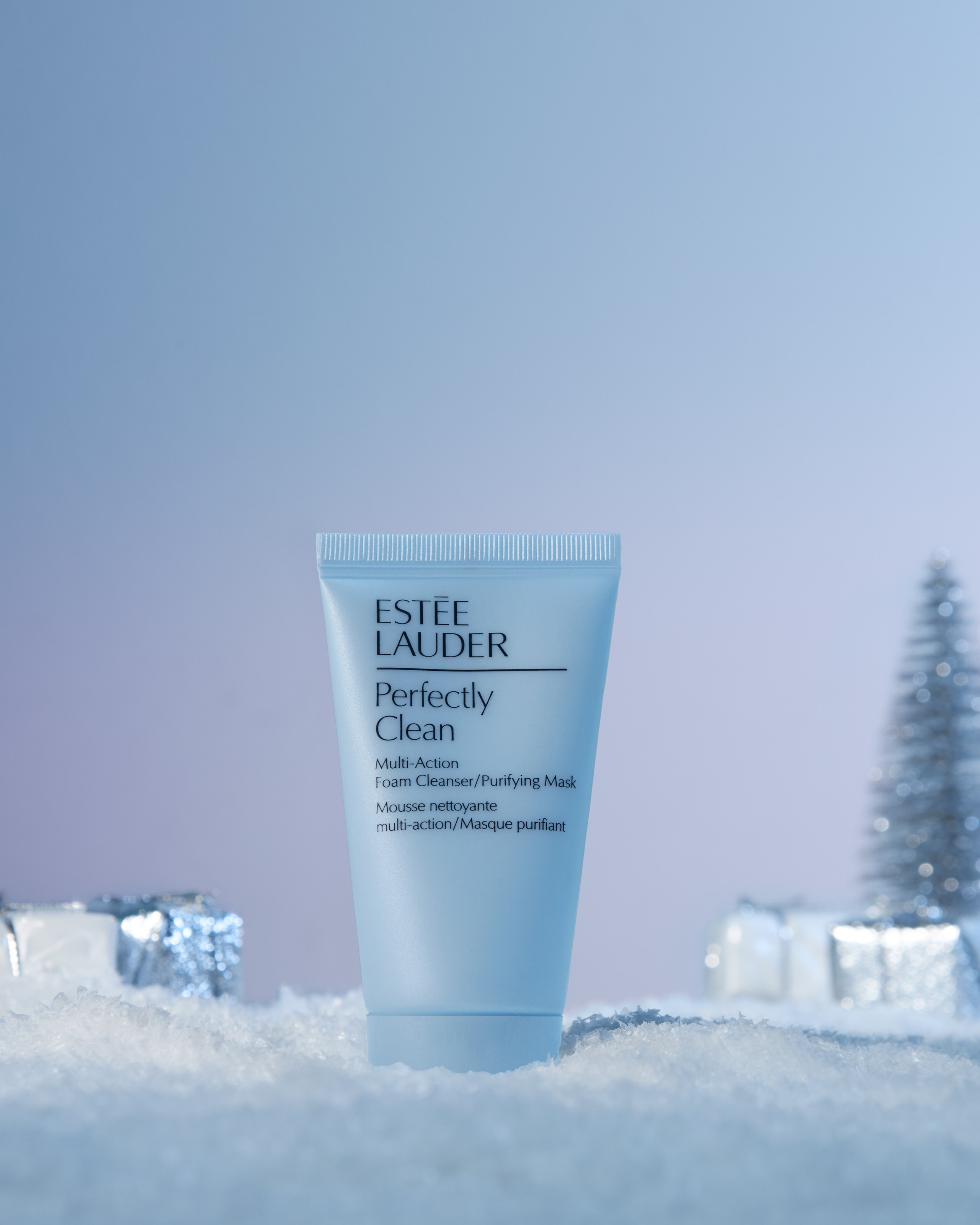 Winterwerbung für Gesichtsreiniger mit Schnee, Social-Media-Content-Fotografie, Produktpräsentation und Marketingbilder