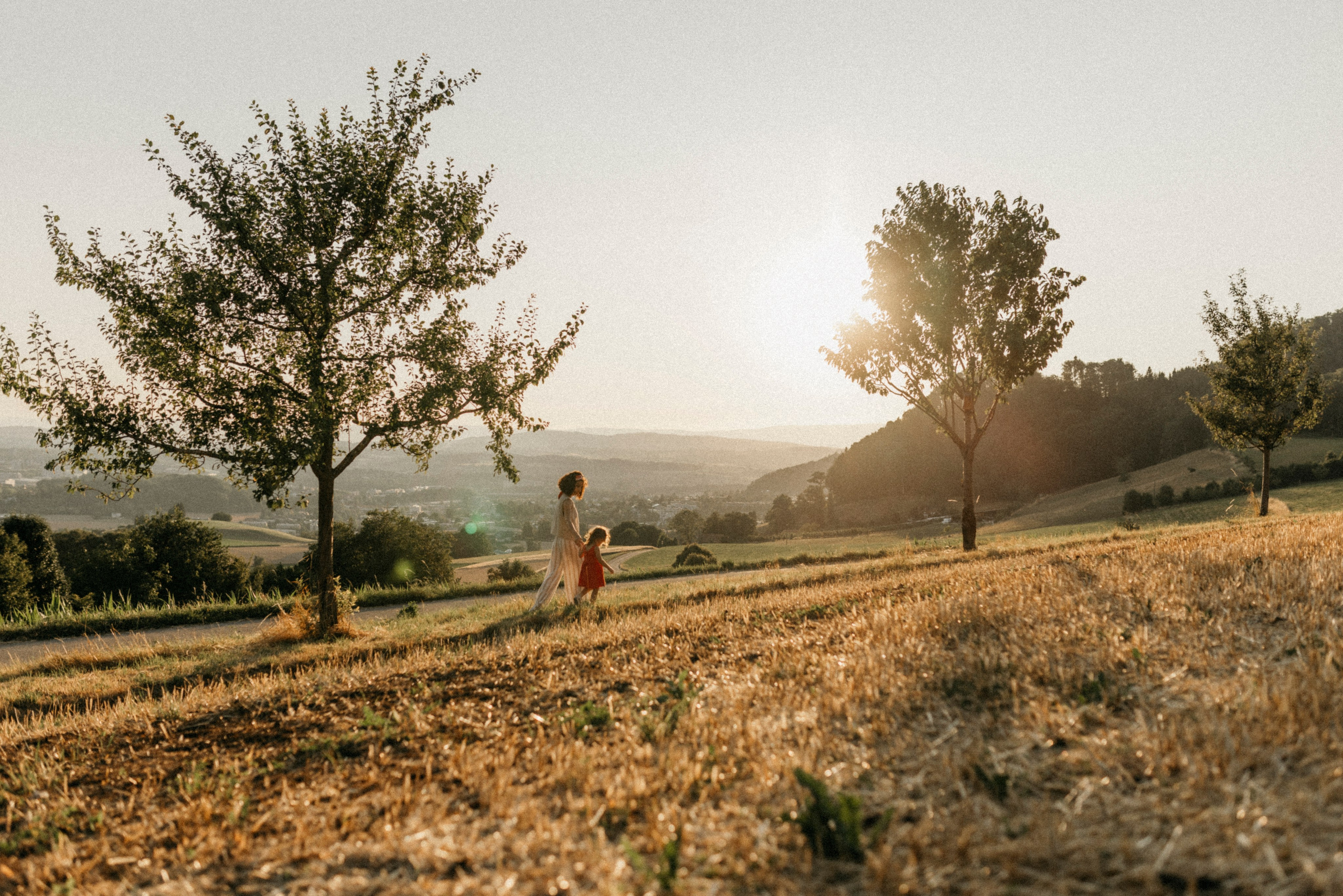 Zhenya and Maya. Polina Sobol — family & documentary photographer in Bern. Outdoor & urban photo sessions for families, kids and couples