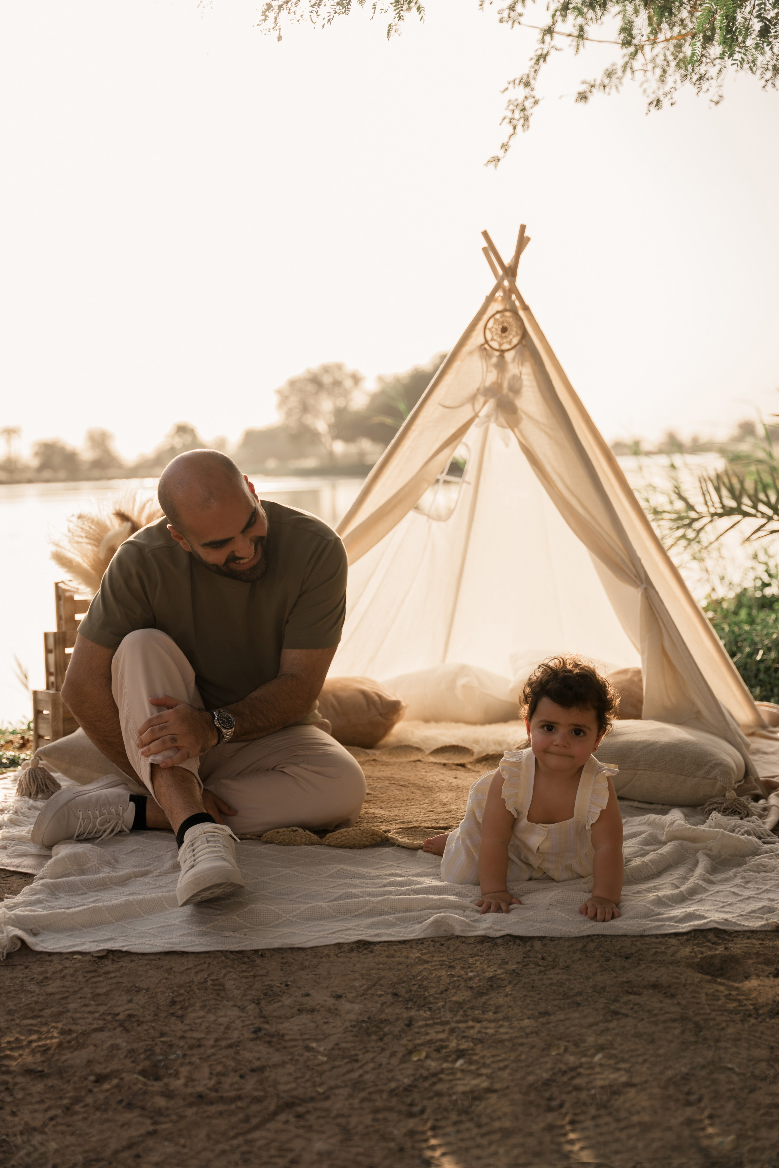 Family fun and cake crush. Angela Iakovleva — Family Photographer in Dubai